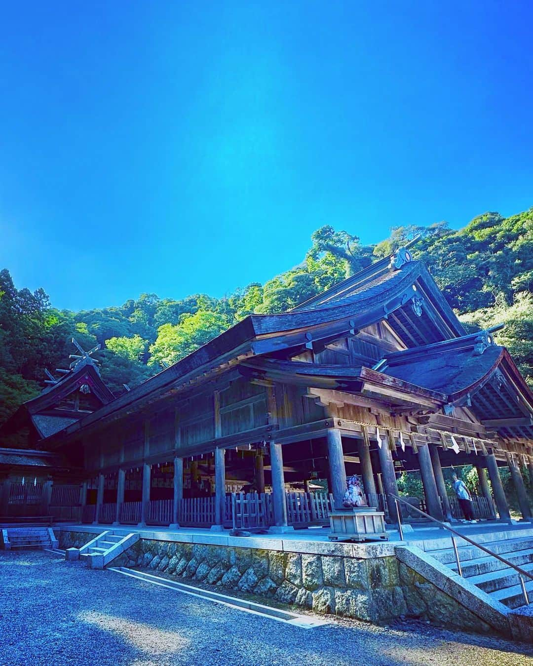 谷川じゅんじさんのインスタグラム写真 - (谷川じゅんじInstagram)「Flagship Ebisu Shrine. 島根松江美保関。三方がぐるっと海に囲まれた岬の突端にある美保神社。全国あまたのえびす様総本宮は、やさしいひかりと海風が吹き抜ける日本の原風景でありました。ますます日本が面白い。やさしい週末は始まったばかり。#goodvibesonly #goodneighbors #thisisjapan」8月5日 18時01分 - junjitanigawa