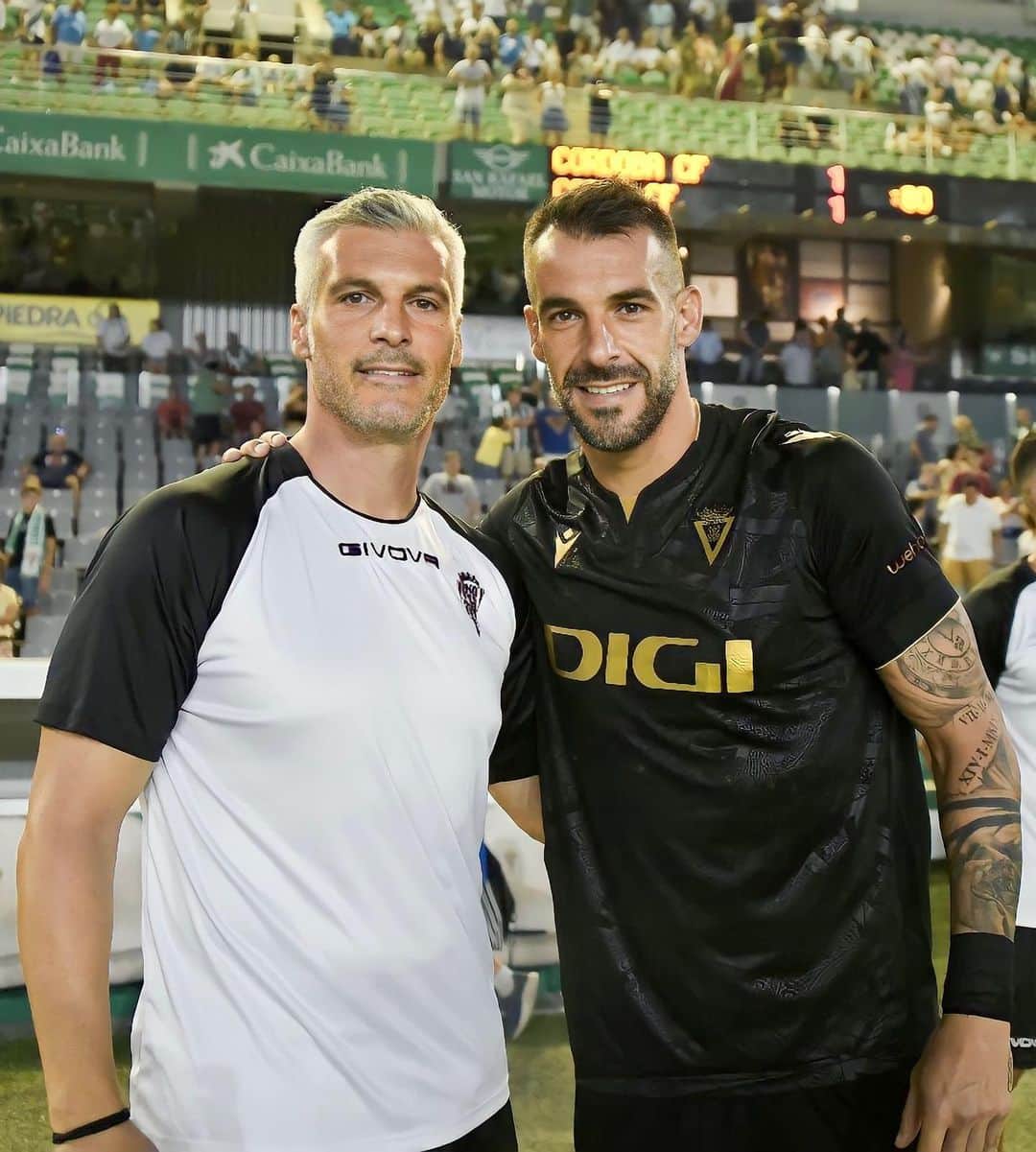 アルバロ・ネグレドのインスタグラム：「Un amistoso muy especial! 💛 Mucha suerte para esta temporada hermano 🍀」