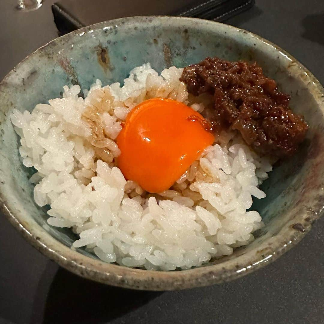 山岸久朗さんのインスタグラム写真 - (山岸久朗Instagram)「堺の隠れ家焼肉「くくはなれ」。 @99hanare_official   ツレの家みたいな外観は、先週のリール見て下さい。いま6万回再生😂  でも肉の実力も凄い！美味い‼️そして、どんなけ食べてももたれない。  それだけやなくて、裏のイタリア料理店にピザ窯があって、〆はカレーと冷麺とTKGからさらにナポリピザ2枚も食べたよ‼️  うーん？気のせい？1枚目の写真、隣にいる人にピント持ってかれてるような…笑笑  #ピント泥棒 #ヒントでピント  #くくはなれ #くくはなれ好きな人とも繋がりたい  #ナポリピッツァ  #ナポリピザ #ピザ窯 #堺 #堺市 #堺雅人  #堺東 #ガシ #堺グルメ #堺焼肉 #sakai #yakiniku #osakayakiniku」8月5日 17時56分 - yamaben