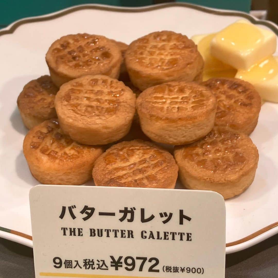 daimarusapporoさんのインスタグラム写真 - (daimarusapporoInstagram)「バターたっぷりレモンケーキ🍋 地1階 ほっぺタウンに〈バターバトラー〉が出店中！  バターを主役にした幸せスイーツがそろいました🥰  今回の注目は『バターレモンケーキ』🍋  瀬戸内のレモン砂糖漬けを練り込んだ生地に美味しいバターをプラス。 仕上げにピスタチオをのせた、しっとり爽やかなスイーツです😳  この季節は、冷蔵庫で冷やして食べるのもおすすめだそう👀 ちょっとしたおやつや帰省のお土産に大活躍間違いなしです🍋  ぜひ店頭でご覧ください！  ※8/15(火)まで  #大丸札幌 #バターバトラー #バタースイーツ #レモンケーキ #お取り寄せスイーツ #手土産スイーツ #札幌スイーツ #バターフィナンシェ #レモンスイーツ」8月5日 18時09分 - daimarusapporo