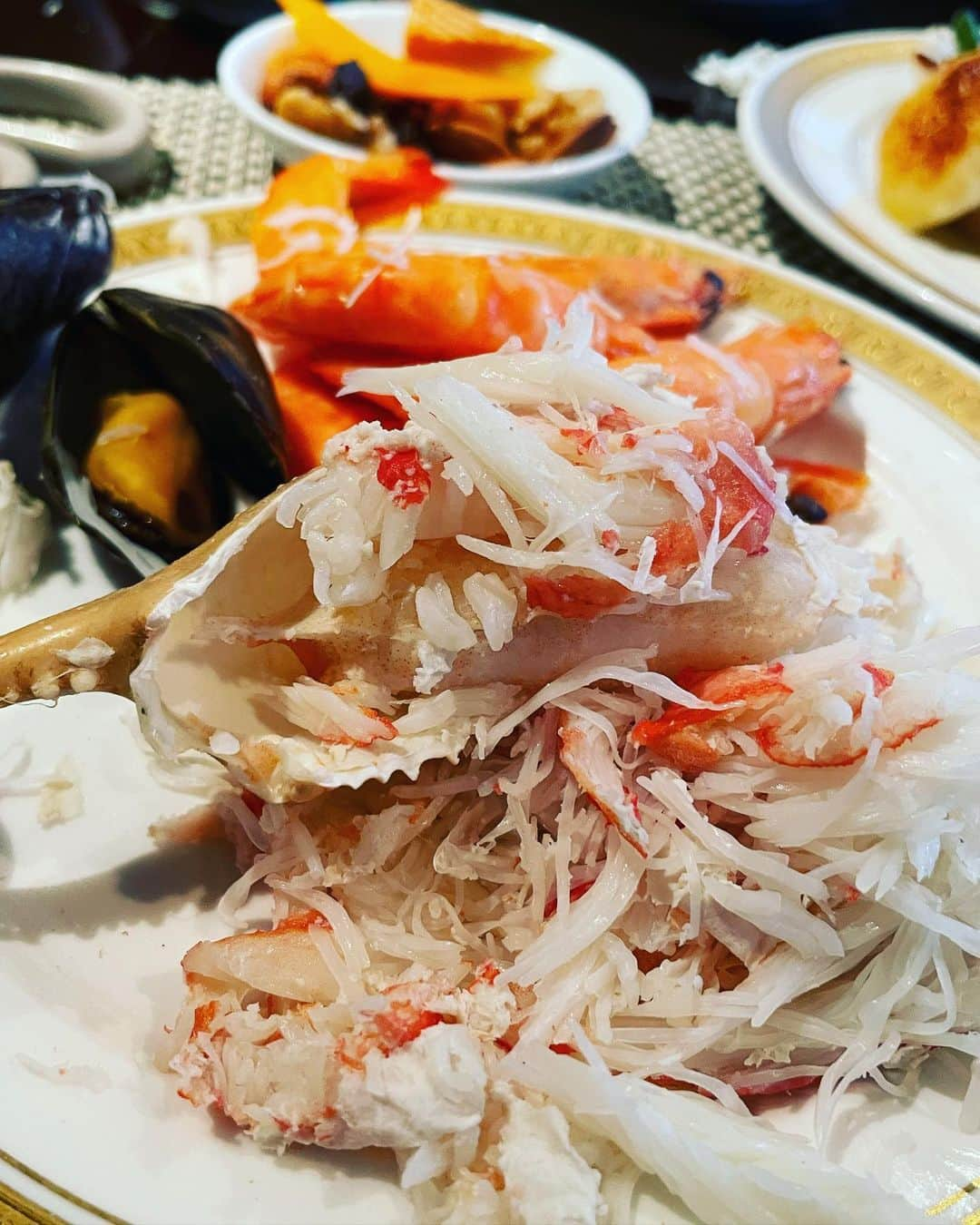 里井真由美さんのインスタグラム写真 - (里井真由美Instagram)「🦀蟹も海老もサマーフルーツも食べ放題〜🙌  ANAインターコンチネンタルホテル東京「カスケイド　カフェ」「北海道&サマーフルーツブッフェ」でございます〜  @anaintercontinentaltokyo   甲殻類大好物🦀🦐てんこ盛り〜🙌 テンション上がりますわ〜⤴️  北海道と言えば、蟹でございますよね❤️🦀❤️平日はズワイカニちゃん、土日祝は 産直・北海道産紅ズワイカニが食べ放題‼️  皆さまは　蟹をどんな風に召し上がりますか？🦀🤗 わたしは最初にむきむきして、身をためてふわっふわの塊りを頬張るのが幸せ〜  殻付きホタテ貝やソフトシュリンプも先に剥いてぷりっぷりを頬張りますのよ🦐🦀  ローストビーフは切り立てだし、北海道産食材を活かしたお料理がズラリ〜  ビーツと小海老ルッコラ、フェンネルのサラダは2回もおかわりだし、北海道産チーズ（3～4種）はジャム添えたりナッツと合わせたり♡  イクラサーモン丼、ラーメンは週替りで下記より1品ご提供されますのよ〜 – 札幌味噌ラーメン – 函館塩ラーメン – 旭川醤油ラーメン – 札幌スープカレーメン  サマーフルーツのスイーツ13種に加え、 チーズコーナーでのスイーツも５品増えて一層豪華に感じます♡  北海道マスカルポーネチーズティラミス 、スフレチーズケーキ、濃厚チーズロールケーキは必食ですよ〜🧀💛🧀💛  ディナーにお招き頂きました♡ランチブッフェも充実しているのでまた来なくちゃ♡  9/14まで開催中でございます〜 この夏、北海道に行く方も、行かない方もぜひぜひ　カスケイドカフェで北海道気分を満喫なさってね🤗  🔻  予約・お問い合わせ  03-3505-1185  。。。  ランチブッフェ 2部制、90分利用 1部 11:30～ または 12:00～／ 2部 13:30～ または 14:00～  平日：大人￥5,400、お子様￥2,700 土日祝：大人￥6,500、お子様￥3,250  ※お子様：4歳～12歳  ディナーブッフェ ■平日 120分制 17:00～21:00 （最終入店19:30） ※19:30入店の場合は90分のご利用となります。 大人￥7,700、お子様￥3,850  ■土日祝 120分制 17:00～22:00 （最終入店21:00） ※20:30入店の場合は90分、21:00入店の場合は60分のご利用となります。 大人￥8,900、お子様￥4,450  ※お子様：4歳～12歳  。。。  オンライン予約 限定 特別料金もございます〜  ディナーブッフェ  月曜～木曜 ￥6,500（通常￥7,700） 日曜・祝日 ￥7,600（通常￥8,900）  ※8/11～8/15は除外です、ご注意を♡  🔻 https://anaintercontinental-tokyo.jp/offer/cascade-hokkaido-buffet-2023smmr/  。。。  土曜日ナイト✨ 楽しい週末をお過ごしくださいね〜  。。。  #anaインターコンチネンタルホテル東京 #カスケイドカフェ#北海道サマーフルーツブッフェ #anaintercontinentaltokyo #PR#里井真由美#フードジャーナリスト里井真由美 #ホワイトコーデ#蟹#食べ放題#ホテルブッフェ#hotel #japanesegirl #japan#japantravel #旅行気分」8月5日 18時09分 - mayumi.satoi