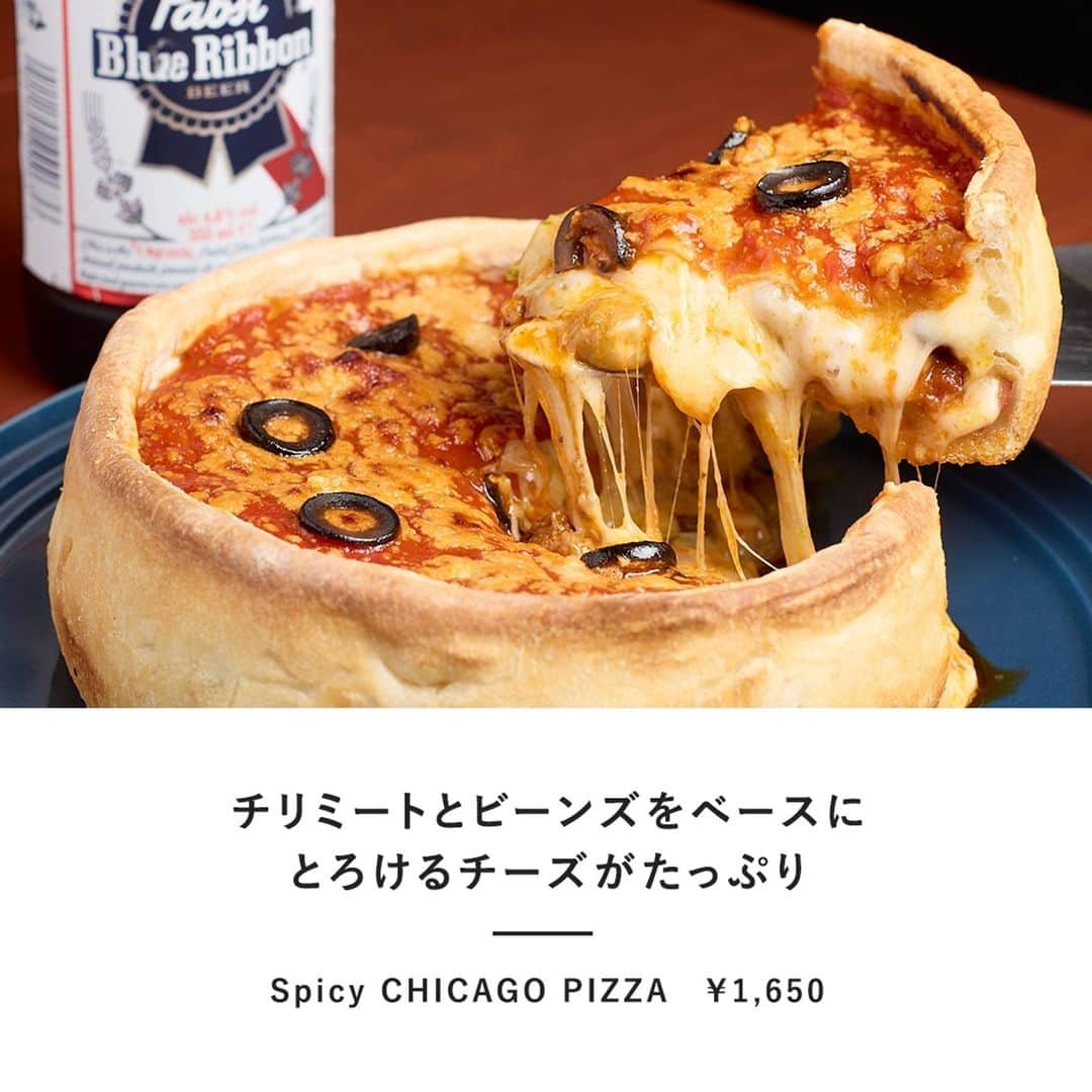 nuchayamachi_officialさんのインスタグラム写真 - (nuchayamachi_officialInstagram)「食欲のなくなる暑い夏、激辛鍋や冷たいビールで元気を取り戻しませんか？ 冷房の効いた涼しい店内で食べてほしい、夏のおすすめメニューをご紹介します。  ・・・・・写真2枚目・・・・・  名古屋味噌と赤唐辛子をブレンドした秘伝のスープで味わう「赤から鍋」は、辛さが11段階から選べます。  スタミナたっぷりの国産牛ホルモン・つくね・豚バラと一緒に、 もやし・白ネギ・ニラなどの野菜もたくさん摂れるので栄養バランスも◎！  赤から鍋1人前　￥1,309  NU ８F　／　赤から鍋とセセリ焼き 赤から  ・・・・・写真3-4枚目・・・・・・ アメリカンクラフトビールは、その日の気分でチョイスして♪ （ビールは左から） コロラド  デンバー  ブルームーン　￥1,100～ シカゴ  グースアイランドIPA　￥1,045～ NY  ブルックリンラガー　￥1,045～  チリミートの辛さと、とろけるチーズの相性が絶妙！ ボリュームたっぷりで食べ応え十分のピザは、 冷たいビールとぜひ一緒に味わってほしい一品です。  トロ～ッと伸びるチーズはSNS映え抜群！ 写真に撮ってシェアしてください♪  Spicy CHICAGO PIZZA　￥1,650  NU　B1F　／　DRUNK BEARS  ※記載金額は税込金額です。 ※画像はイメージです。 ※商品は売切れの場合がございます。　  #大阪梅田#梅田#茶屋町#nu茶屋町#nuchayamachi#ヌー茶屋町#nu茶屋町プラス#茶屋町nu#大阪イベント#梅田イベント#茶屋町イベント#大阪ランチ#梅田ランチ#茶屋町ランチ#大阪カフェ#梅田カフェ#茶屋町カフェ#自由に楽しむ夏#夏を楽しむ#夏#サマー#summer#激辛鍋#赤から鍋とせせり焼き#赤から#赤から鍋#drunkbears#ドランクベアーズ」8月5日 18時02分 - nuchayamachi_official