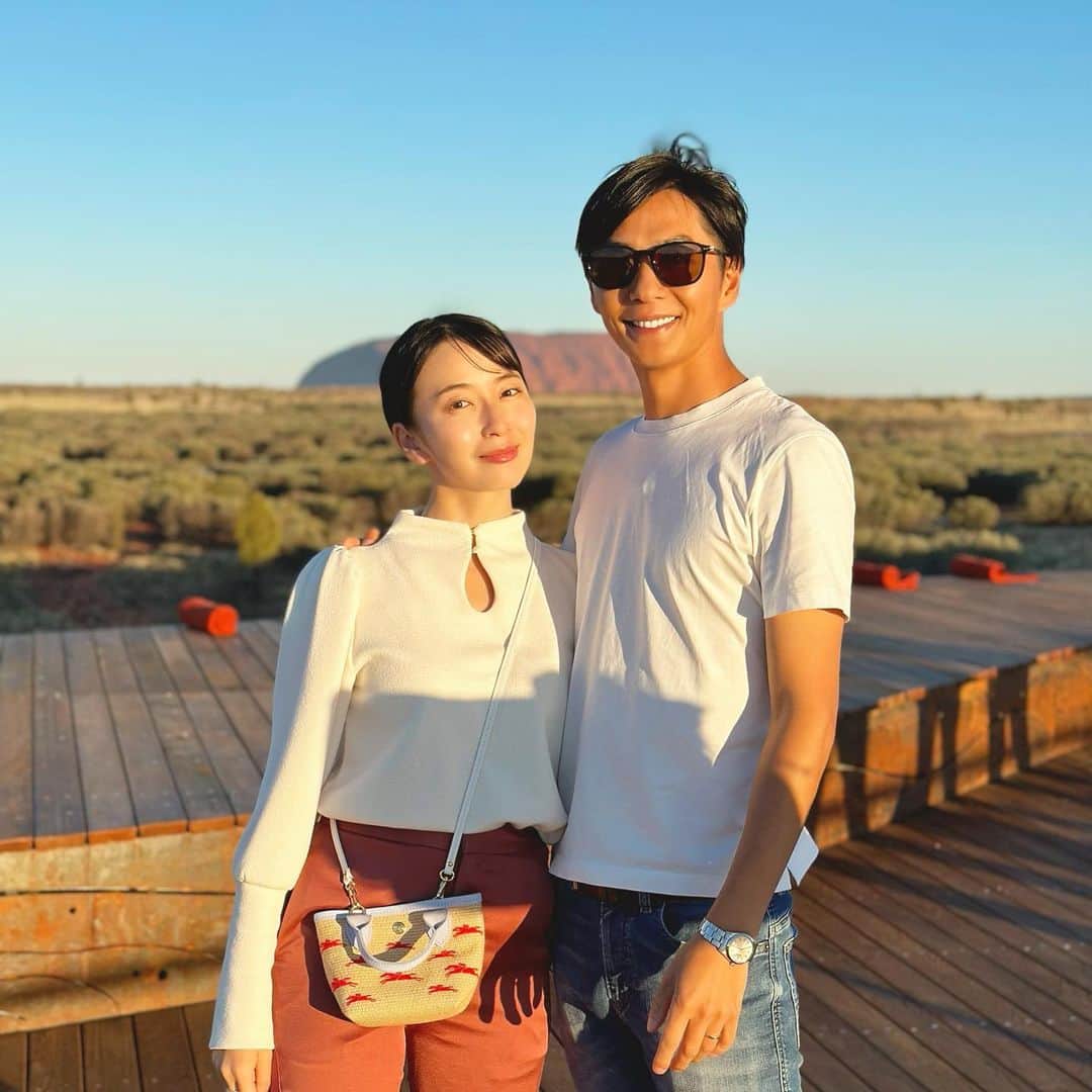 岩間恵のインスタグラム：「ずっと来たかった、 オーストラリアのノーザンテリトリー🇦🇺  1〜4枚目がサンセットとウルル＆カタジュタ 5枚目がなんとまさかの満月(太陽じゃないよ！) 6枚目が天の川、7枚目以降がサンライズの写真🌞  オーストラリアの先住民は6万年前からこの地に住んでいて、世界最古の人類の歴史を持っているので この地に来てもリスペクトの気持ちを忘れないのが最重要。  こんな素晴らしい景色を夫婦で見られて感無量でした！  ということで、 しばらくノーザンテリトリーの投稿が続きます🐨🇦🇺  @ntaustralia #ntaustralia  #northernterritoryaustralia #ウルル #ウルルカタジュタ国立公園 #ノーザンテリトリー」