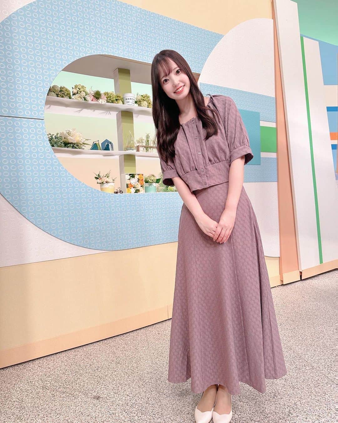 石井奏美のインスタグラム：「今日のシアワセ気分の衣装です👗  ピンク？パープル？の セットアップ🩷💜  ワンピースにも 見えて可愛かったです。  今日も1日お疲れ様でした💐🧸  #岡山#香川#アナウンサー#衣装 #okayama#kagawa#ootd」