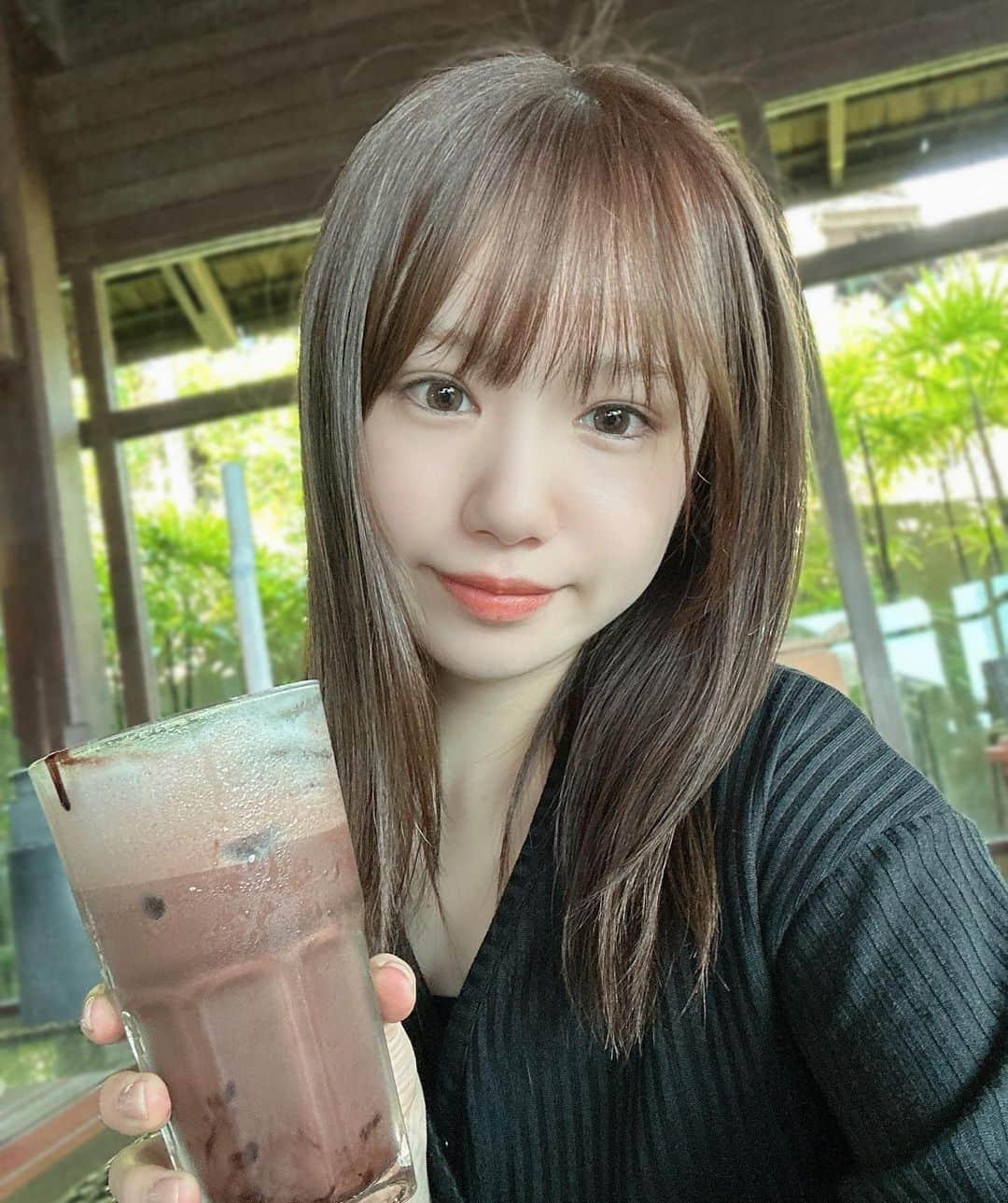 水田詩織のインスタグラム：「⠀⠀ ⠀ ココア飲んだ〜🥤😊  ホテル朝食にちゃんと髪を直さずに 行ったからアホ毛すごい🥹🙏 ⠀ ⠀ ⠀  #寝起き #髪ボサボサ」