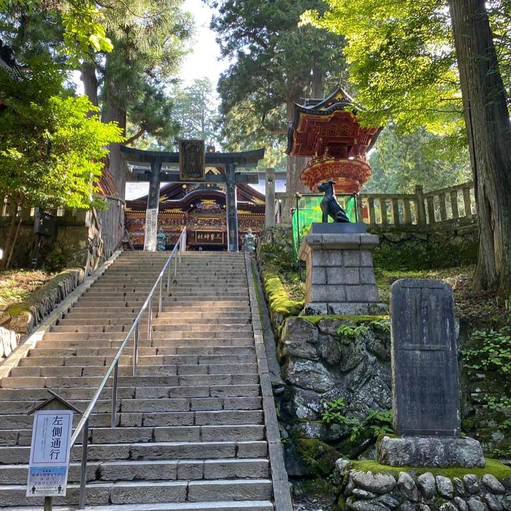 忍成修吾のインスタグラム：「家族で三峯神社へ⛩️ 今年も鹿に遭遇できました🦌 道中には子猿にも。 お昼はくるみ蕎麦とわらじカツを。 SLも見れて盛り沢山な一日になりました。」