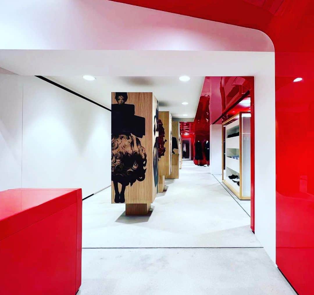 コム・デ・ギャルソンのインスタグラム：「CDG installation by Rei Kawakubo for launch of the FW23 collections @commedesgarconsparis  @roversi  See @luncheonmagazine for details」