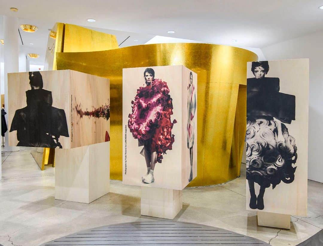 コム・デ・ギャルソンのインスタグラム：「FW23 collections have arrived. CDG installation by Rei Kawakubo @roversi @luncheonmagazine @commedesgarconsnewyork」