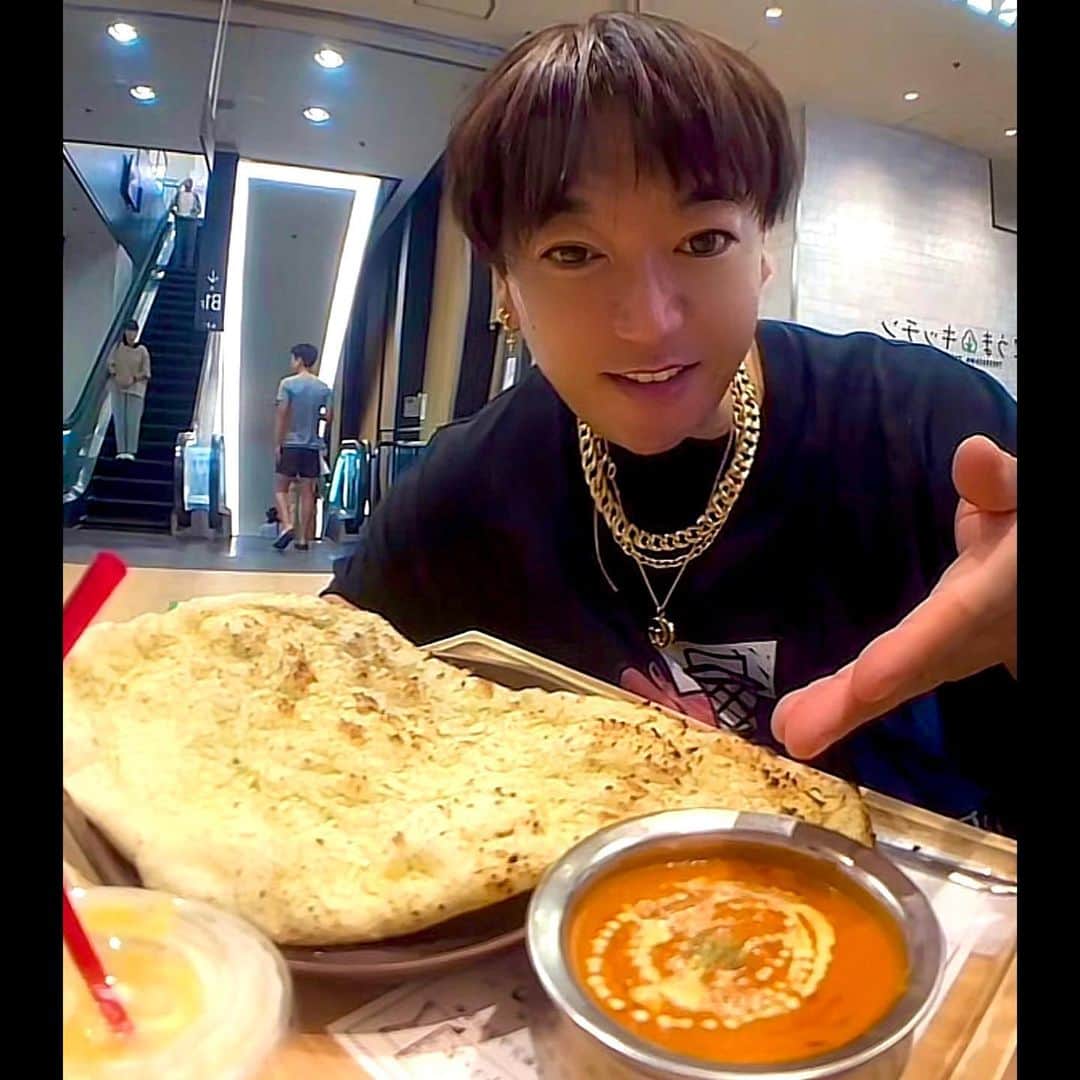 キングケバブ店長のインスタグラム：「久しぶりのインドカレー🍛 バターチキンカレー&ガーリックナンとマンゴーラッシー🥤　　  #ケバブ店長　#インドカレー #グルメスタグラム」