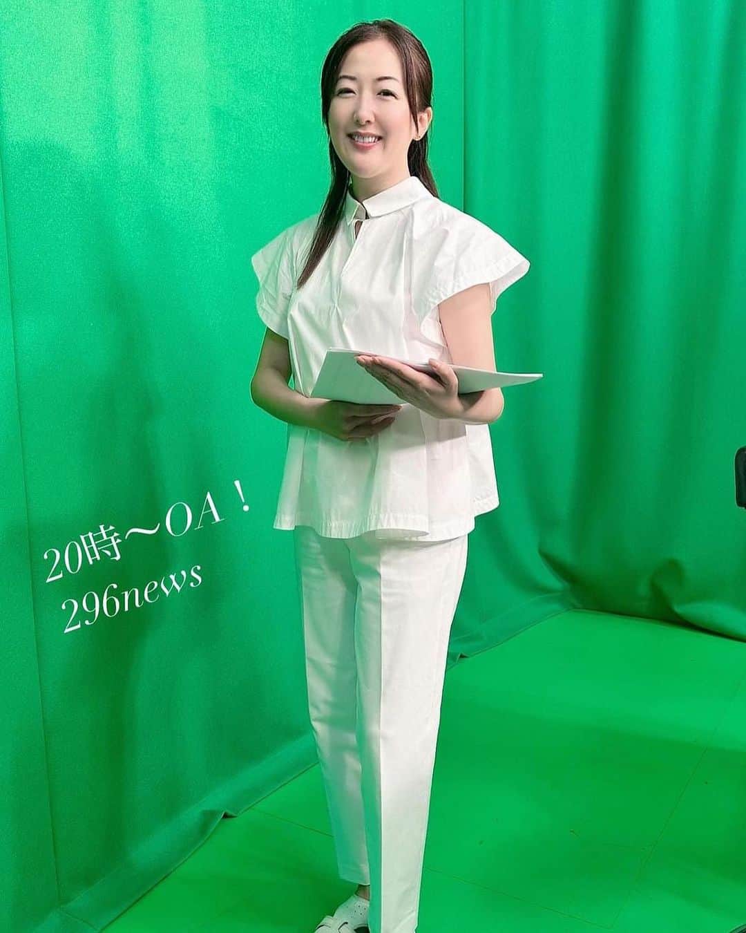 前田真里のインスタグラム：「これまで 296ニュース でもお伝えしていましたが  今日は、4年ぶりに  #佐倉花火フェスタ2023 開かれます！るん♩  印旛沼湖畔（佐倉ふるさと広場）に 約18000発の花火が夜空に打ちあがります！  水分＆塩分補給して お互い 熱中症に気をつけましょうね🍀  ・  5枚目.6枚目は、ケーブルネット296のXアカウントより （Twitterとかきそうになりました👀！）。  ・  花火会場の総合司会は、ホリプロ⭐︎アナウンス室＆長崎の先輩♩ 中村直美さんがされているそうです！  ・  花火の生中継もぜひ、ご覧ください🌟  ではでは、素敵な週末を お過ごしくださいね！🎐🎐  ・ ・  ちなみに、スタジオで着用 お気に入り♡白のブラウスは、 @azabujuban_harmonia さんで買った @rekisami さんのデザインです♩  まわりの方に さわやか！涼しげ〜といってもらえて嬉しかった🍉」
