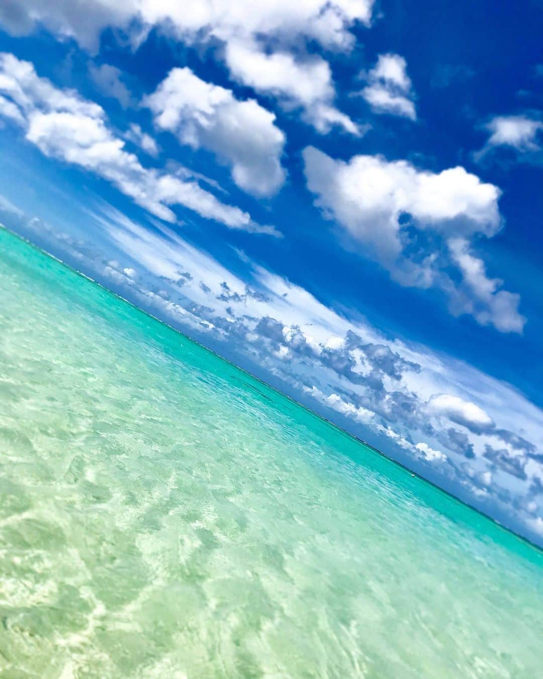 のインスタグラム：「. なんすかこのコントラスト！ 最高すぎ💙🤍🩵  この海はグアムだよ🇬🇺  . #ちな旅まとめ #グアム #guam #女子旅　 #海 #sea #空 #晴天」
