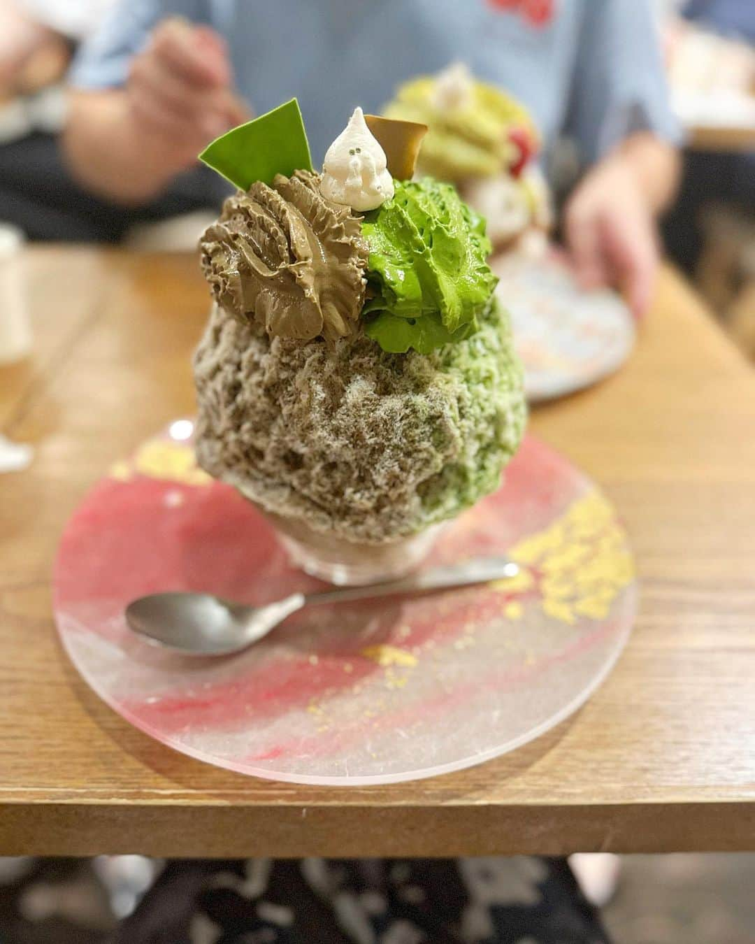 福本沙織さんのインスタグラム写真 - (福本沙織Instagram)「@koriobake 行ってきました🤩 頼んだのは 🍧イチゴとショコラのピスタチオ 🍧お茶の相盛り氷  こう言うかき氷食べるの人生初めて🫶 めちゃ美味しかったし涼しくなって最高🤍 でも全部食べるの結構大変だった🤣 いちごの方はデザートって感じでパフェ感覚🍰 お茶の相盛りは抹茶とほうじ茶で 特にほうじ茶がめちゃおいしかった🍵💚  #かき氷 #かき氷巡り #かき氷屋さん #かき氷🍧 #かき氷専門店 #ふわふわかき氷 #ピスタチオ #ほうじ茶 #ほうじ茶スイーツ #東京かき氷 #氷おばけ」8月5日 18時19分 - saoriiinu918