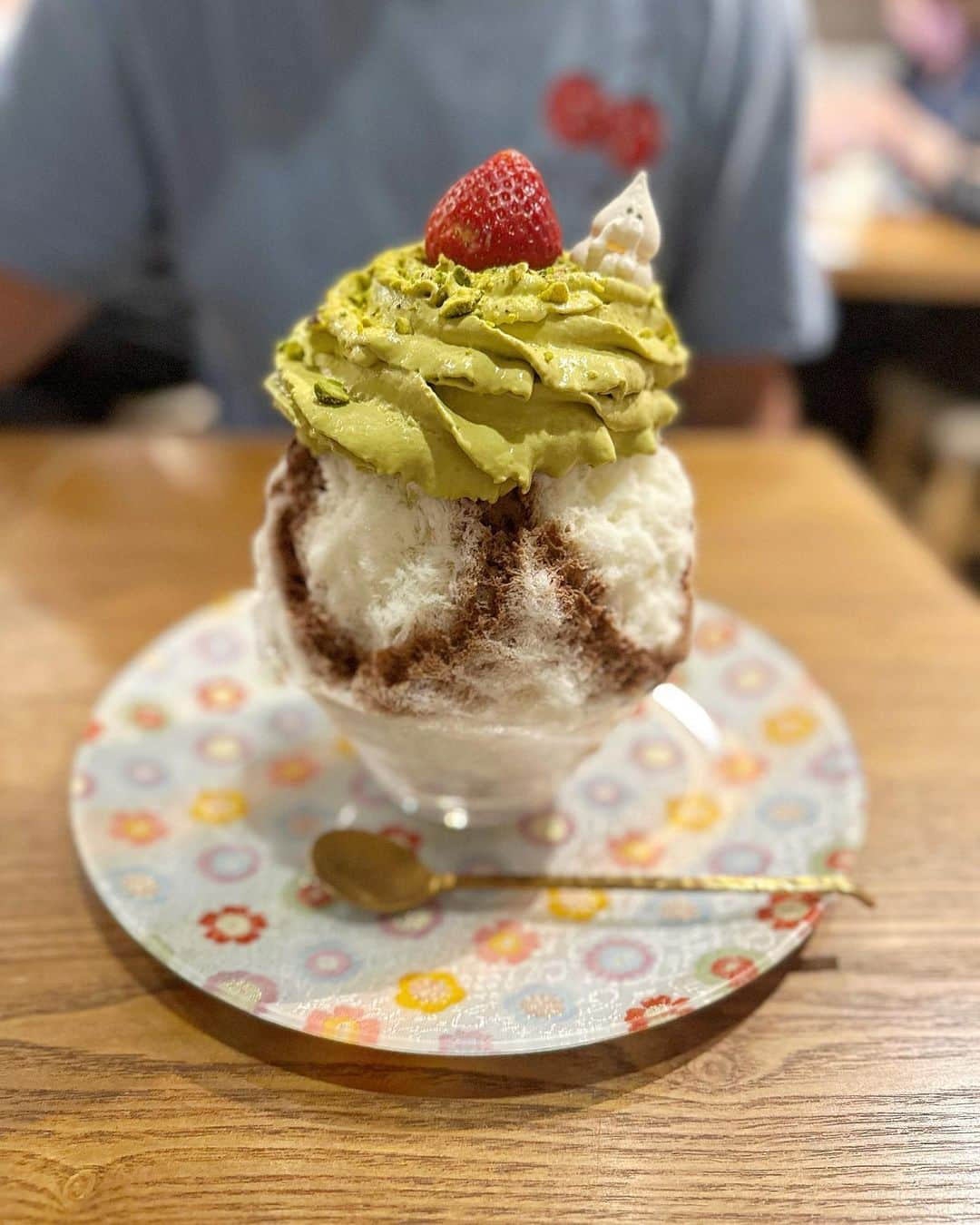 福本沙織さんのインスタグラム写真 - (福本沙織Instagram)「@koriobake 行ってきました🤩 頼んだのは 🍧イチゴとショコラのピスタチオ 🍧お茶の相盛り氷  こう言うかき氷食べるの人生初めて🫶 めちゃ美味しかったし涼しくなって最高🤍 でも全部食べるの結構大変だった🤣 いちごの方はデザートって感じでパフェ感覚🍰 お茶の相盛りは抹茶とほうじ茶で 特にほうじ茶がめちゃおいしかった🍵💚  #かき氷 #かき氷巡り #かき氷屋さん #かき氷🍧 #かき氷専門店 #ふわふわかき氷 #ピスタチオ #ほうじ茶 #ほうじ茶スイーツ #東京かき氷 #氷おばけ」8月5日 18時19分 - saoriiinu918