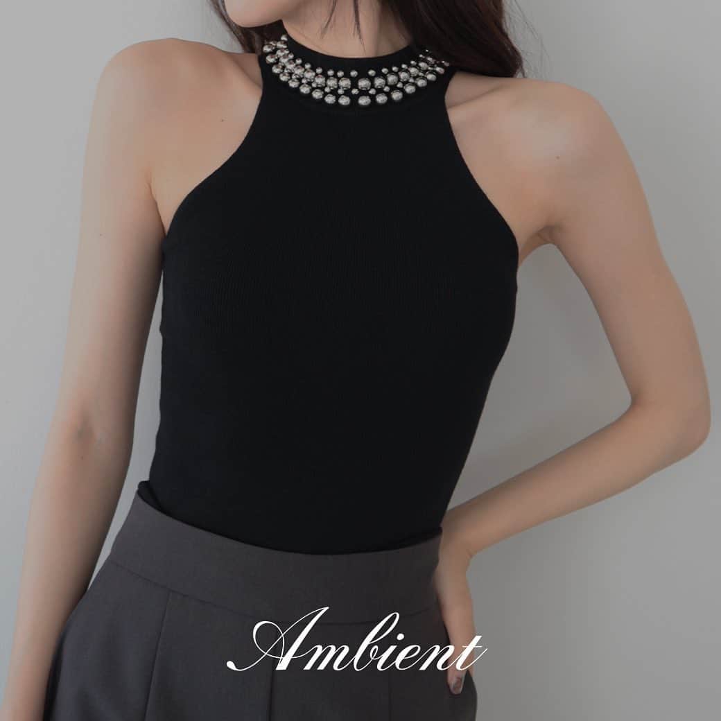 デュラスアンビエントのインスタグラム：「#パールネックアメスリニット <Black/Pearl, Black/Sliver, White/Pearl>  気品溢れる、レディなアメスリニット。  袖ぐりを深めに刳った、元来のアメスリデザインを採用することで、肩のラインが綺麗に見えるよう拘ったのがポイント。  首元にはリズミカルに配した大小のパール/メタルが、顔まわりを華やかに彩ります。  ＿＿＿＿＿＿＿＿＿＿＿ ✔︎ @ambient_styling #AMBIENT #ambient_official #ambientstyle #アンビエント #パール #きれいめコーデ #アメスリ #タンクトップ #パンツコーデ」