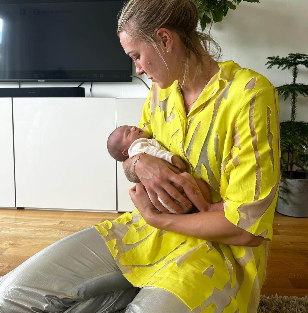 サラ・ショーストレムのインスタグラム：「Auntie Sarah with Stella 👶🏼😍 So much love! @ellisjostrom @khabbalha」