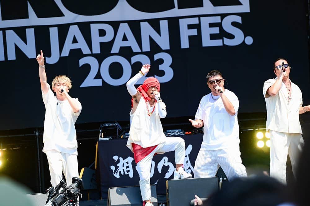 HAN-KUNのインスタグラム：「ROCK IN JAPAN FES 2023  熱過ぎた  あんなに音楽好きと一緒に 楽しめるって有難い フェスはジャンルもファンも 飛び越えて一つになれる 最高の場所  入場規制がかかったってのは 本当嬉しいし会えなかった人達は また遊んで欲しい  ありがとうしかない1日でした  @jfes_official  #rockinjapanfes  #湘南乃風」