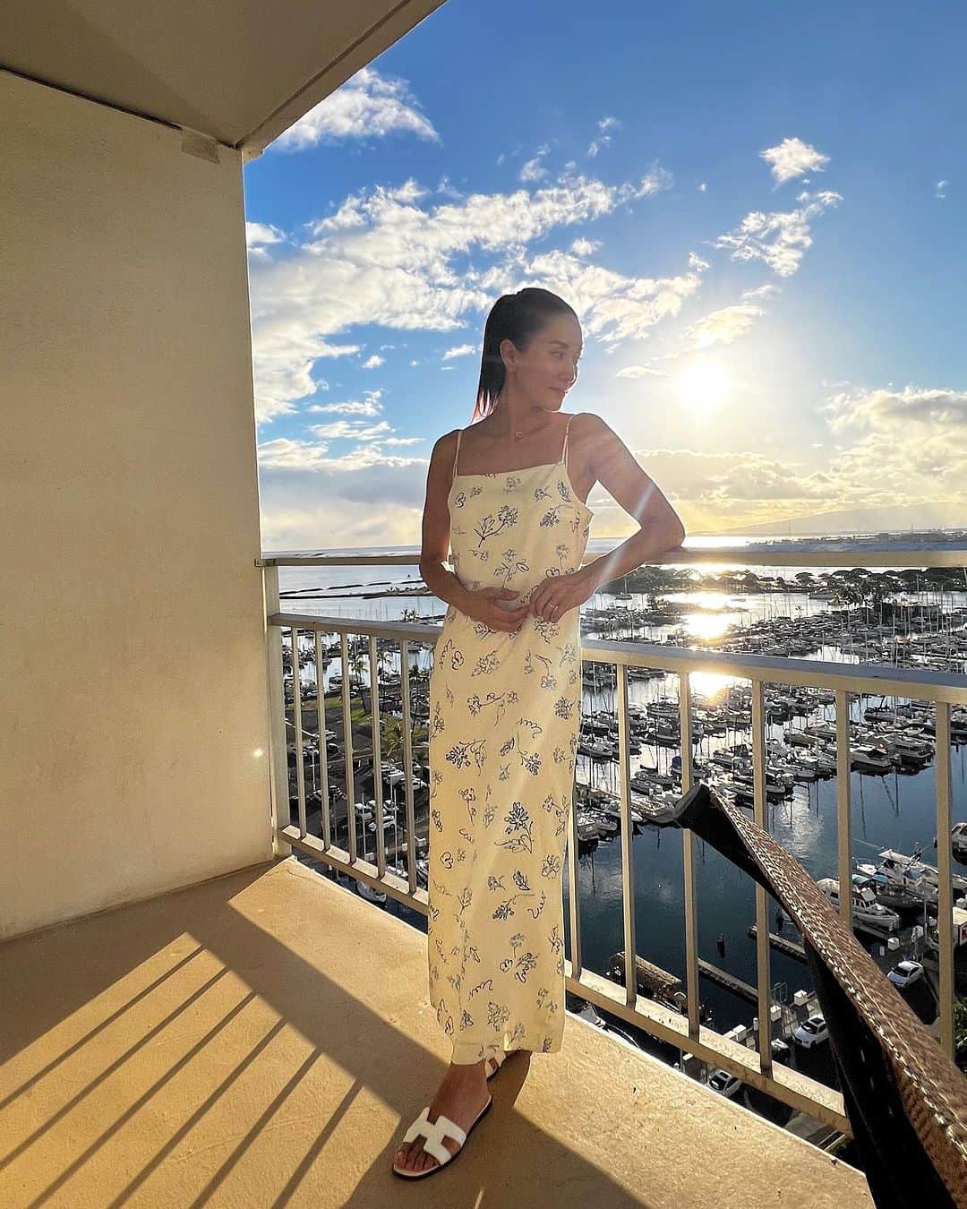 亀恭子のインスタグラム：「連日海とプール、 ハイキングも。  ちょっと中休み。 買い出ししてブラブラ☺︎  そんな日はワンピ。　  #2023summer #vacation #hawaii #relax  #うっかり3食自炊の日」