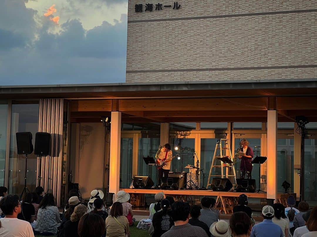 後藤正文のインスタグラム：「新地駅 観海ホールの特設ステージにて。  #古川日出男 #新地 #後藤正文 #gotch #fukushima #常磐線舞台芸術祭」