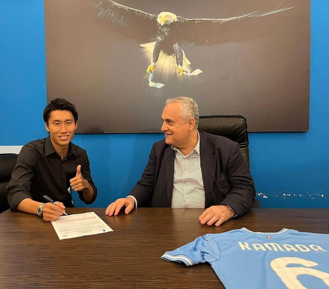 鎌田大地のインスタグラム：「I am very happy to sign with @official_sslazio and I am very happy to have my birthday here in Roma. Thank you for your all love and birthday wishes. Forza Lazio 💪  今夏色々ありましたがラツィオでプレーすることになりました。沢山のお祝いメッセージに誕生日おめでとうありがとうございます。27歳も頑張ります！」