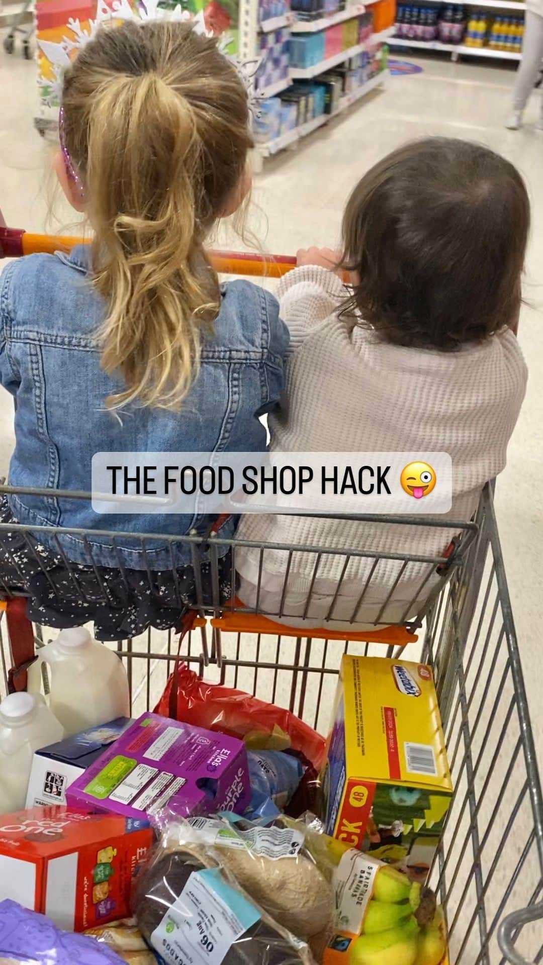 ローレン・ポープのインスタグラム：「THE PEACEFUL FOOD SHOP HACK 🛒   Just turn the trolly the other way round so the kiddos are facing forwards, for some reason it just keeps them way more entertained which then gives you a minutes peace 🙌🏻😂🧘🏼‍♀️」