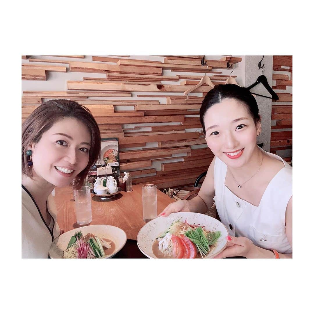 悠未ひろさんのインスタグラム写真 - (悠未ひろInstagram)「麗ちゃん🧚‍♀️と横浜デート投稿✨ 私がこの冷やし中華を完食して、れーれを見ると、彼女のお皿はまだ8割残っており(※スピード感)、 足りなかった私は、大好きな杏仁豆腐では瞬食なので、(れーれはミニ杏仁豆腐)少しでもお腹に溜まりそうな胡麻団子をデザートに選ぶという(※質感) そんな風景です🙉  れーれに、一三翁のアクリルスタンドの使い方を教えてもらいました✨ 常にバックに持ち歩いているそうです😂  #小林一三先生 #アクリルスタンド #使い方 #冷やし中華はじめました #このセリフに惹かれた #実現  #横浜デート #暑すぎた #最近使う言葉 #瞬食 #ほんとに瞬時になくなるんだ　#食いしん坊万歳  #宙組 #大逆転裁判 #観劇」8月5日 18時33分 - hiroyuumitomo