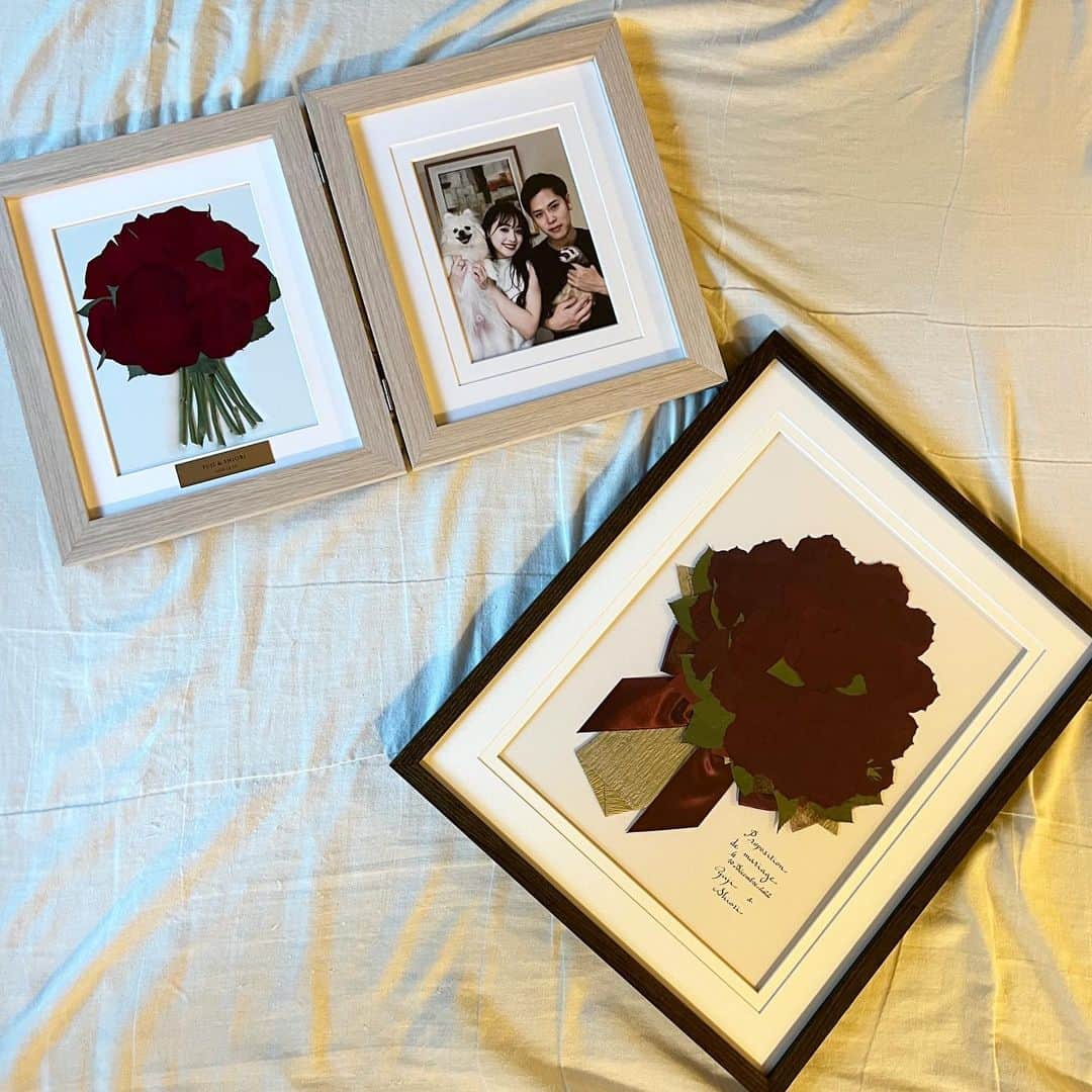 待鳥志織さんのインスタグラム写真 - (待鳥志織Instagram)「アフターブーケ💐 ・ プロポーズの時にもらった薔薇を 押し花にしてもらいました！ 大切な日のお花をこうやって残せるの 嬉しい！！✨ ・ #アフターブーケ#押し花#🌹」8月5日 18時34分 - __.shiori_