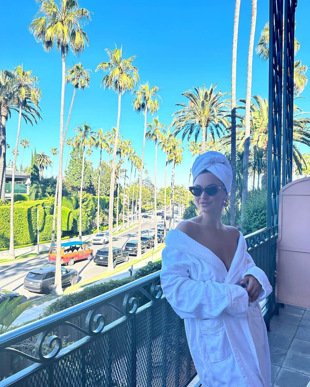 サム・フェアーズのインスタグラム：「Give me some blue skies 😉⛈️ - what is this UK weather 😩」