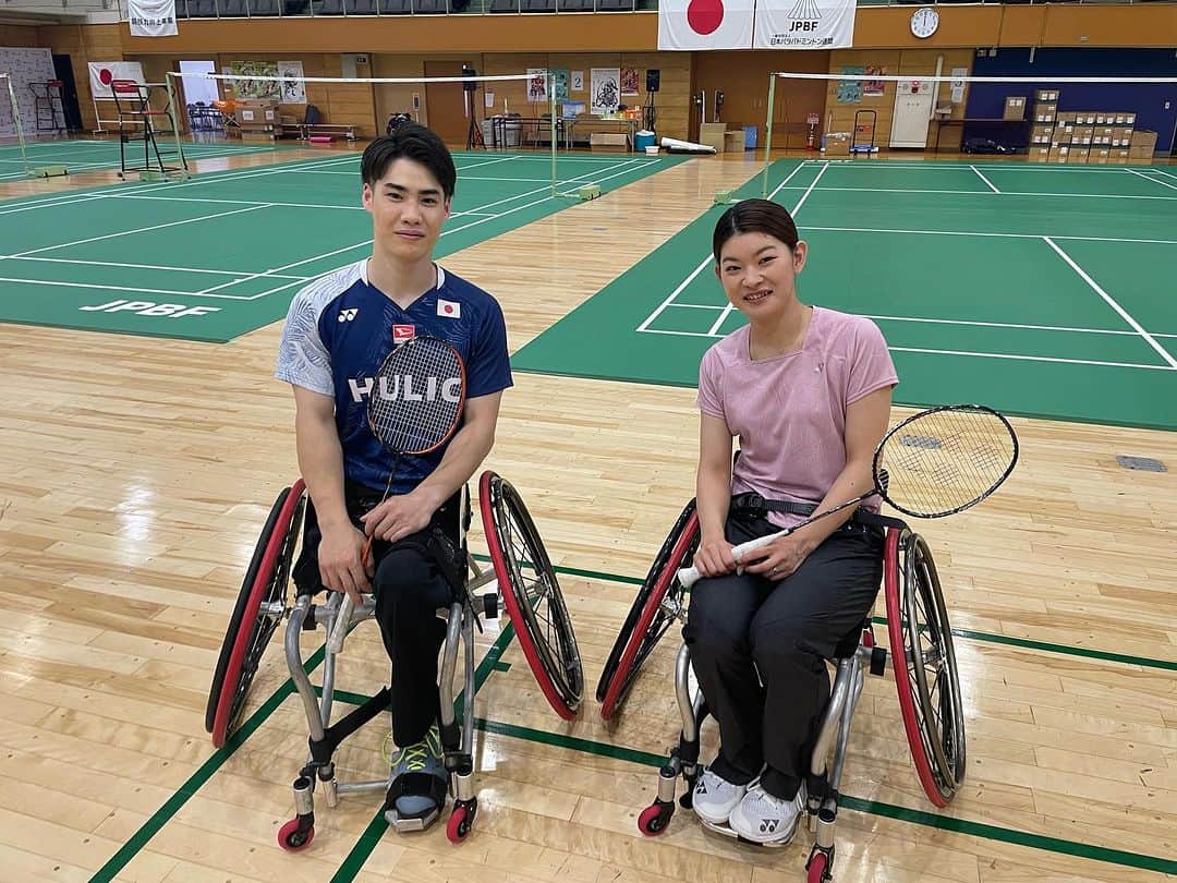 髙橋礼華のインスタグラム：「. . 告知です、、、📌 明日、8/6(日)お昼12時〜BS-TBSにてアスリート夢共演が放送されます🌟 . . パラバドミントン金メダリストの梶原選手とバドミントン対決、対談などなど✨ . 梶原選手とのお話はすごく楽しくてこれからますます応援したくなりました😊👊 . . 私は初めて車椅子バドミントンをさせていただいたんですがそれはもう悲惨で、、、😅 お見せできるような姿ではないかもですがそれだけ車椅子の操縦、車椅子バドミントンの大変さ、そして面白さを知っていただければなぁと思います！！ . . お時間がある方は是非、ご覧ください💕 . .  前編　８月　６日（日）ひる１２時～ 後編　８月１３日（日）ひる１２時～ BS-TBS「アスリート夢共演」 https://bs.tbs.co.jp/sports/yumekyouen/ . . #アスリート夢共演 #パラバドミントン #車椅子バドミントン #梶原大暉選手」