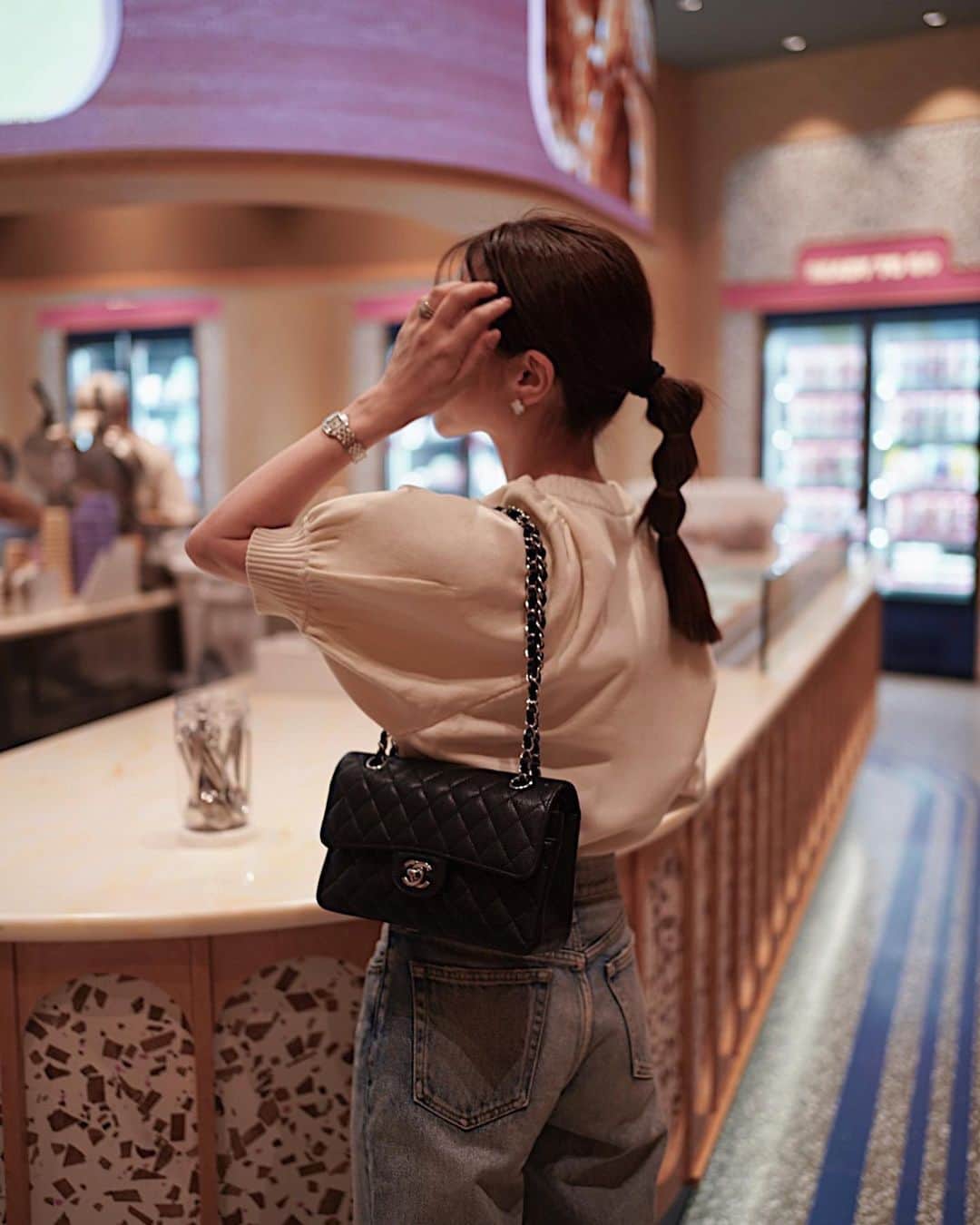 喜田彩子のインスタグラム：「⁡ ⁡ 昨日は沢山Liveにお付き合いありがとうございました🤍🩵 ⁡ Liveでコメントいただいたコーデ！ 朝からお友達と遊んで汗だくになったので 夕方トップスを着替えたよ🤭✨ ⁡ 女性らしいパフスリーブに ゆったりなデニムでカジュアルに。 カジュアルにもフェミニンにも取り入れやすいトップスなので 旅行先でも着回しがきいて便利便利っ✨ ⁡ 立体的なパフスリーブで 二の腕もすっきりと隠してくれるよ♩ ⁡ ⁡ TOPS... @bonjoursagan  BOTTOM... moussy SHOES... zara  BAG... chanel ⁡ ⁡ ⁡ #bonjoursagan #着回しコーデ #ワンピースコーデ #fashion #outfit #ootd #coordinate #패션 #오오티디 #데일리룩 #코디스타그램 #악세사리 #오늘뭐입지 #좋아요 #156センチコーデ #sサイズコーデ #夏コーデ #bs_style #ファッション #コーディネート #コーデ」