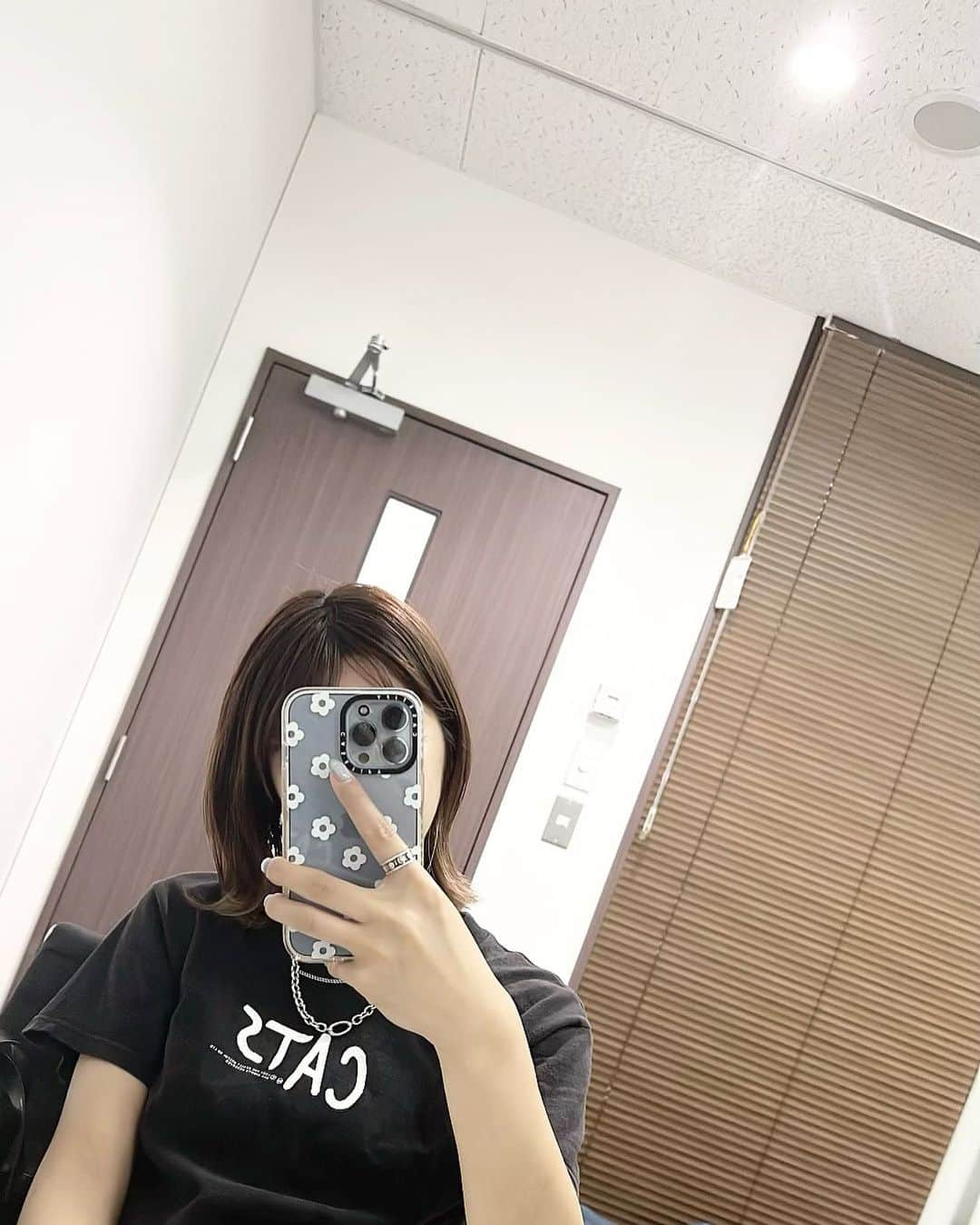 関有美子のインスタグラム：「#ゆみこーで  良い感じのヴィンテージTシャツがほしくてショップ巡りしてた時に巡り会えた🐱」