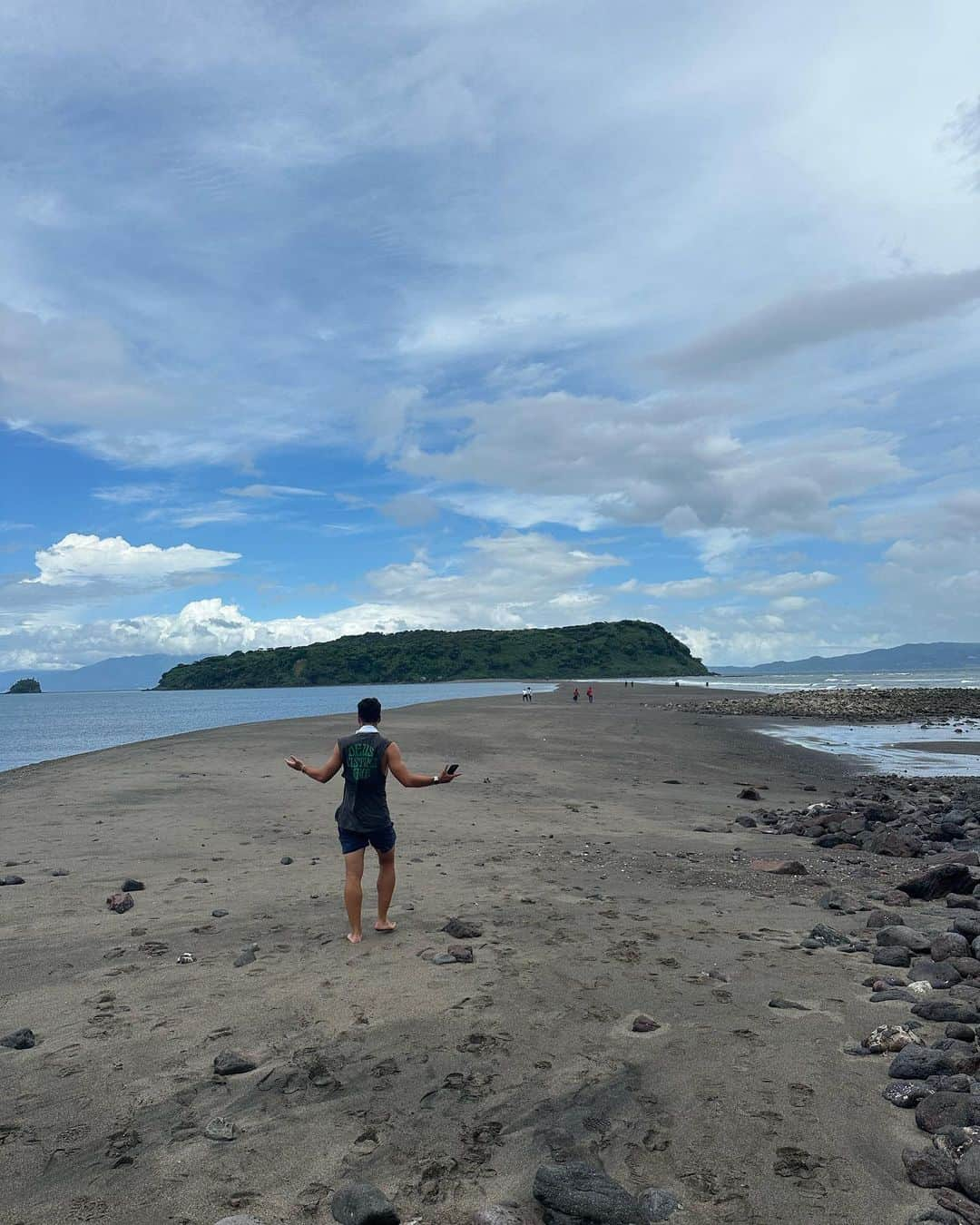 藤井アルダさんのインスタグラム写真 - (藤井アルダInstagram)「鹿児島 part 2 🫶  2日目はビーチ⛱ 知林ヶ島 ひまわり 温泉 砂蒸し風呂 黒豚  #summervacation #mylove #babymoon #鹿児島」8月5日 18時41分 - akemi_rafaela