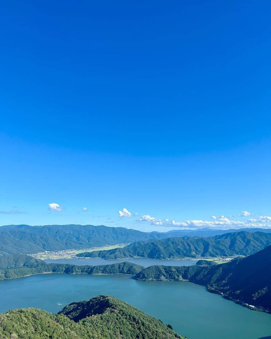 藍井柚來さんのインスタグラム写真 - (藍井柚來Instagram)「レインボーライン山頂公園｢天空のテラス」へ行ってきました〜🎶✨  あまりにも絶景すぎて、、、、手すりから身を乗り出しちゃいそうになりました😂  今日はお父さんと可愛いおそろいの服を着てお出かけ😆‼️ モンタベア可愛いでしょ〜〜😍💗   #福井  #福井県  #福井観光   #福井旅行   #レインボーライン  #レインボーライン山頂公園   #天空のテラス  #hukui   #rainbowline   #rainbow   #montbell  #モンベル  #モンベル女子   #モンタベア」8月5日 18時42分 - yurai.14