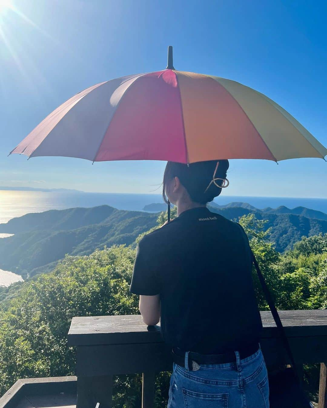 藍井柚來さんのインスタグラム写真 - (藍井柚來Instagram)「レインボーライン山頂公園｢天空のテラス」へ行ってきました〜🎶✨  あまりにも絶景すぎて、、、、手すりから身を乗り出しちゃいそうになりました😂  今日はお父さんと可愛いおそろいの服を着てお出かけ😆‼️ モンタベア可愛いでしょ〜〜😍💗   #福井  #福井県  #福井観光   #福井旅行   #レインボーライン  #レインボーライン山頂公園   #天空のテラス  #hukui   #rainbowline   #rainbow   #montbell  #モンベル  #モンベル女子   #モンタベア」8月5日 18時42分 - yurai.14