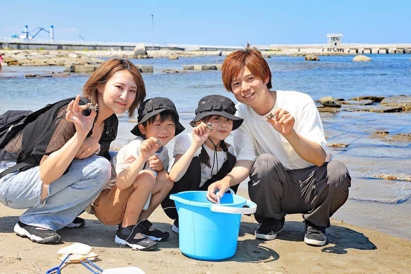 Ai.tさんのインスタグラム写真 - (Ai.tInstagram)「先日、家族で福島県浜通りへ🥰 . 福島県の浜通りって実はこれまでなじみがなかったんだけど、、 自然豊かで海も山も川もあってとっても素敵な場所だった🍑(桃がめちゃくちゃ美味しい😋） . . 磯ガニ釣りをしたりパンプトラックで自転車したり美味しい海鮮食べたり、海の見える広い公園で遊んだりSUPしたり釣りしたりと 大人も子供も大満足の1泊2日でした💓 . . 特に我が家はSUPにハマって、終わったらボードとか見たほど🤣 やりたいな〜って思っててもなかなかやる機会ないと踏み込めなかったりもあるから 体験とかあると嬉しいよね🫶 . . 福島県の浜通りとってもいいところだった！また行きたいなー💓 . . #ふくしまブルーツーリズム　#浜通り　#福島観光　#fukushima#相馬市 #楢葉町 #新地町 #川内村 #松川浦 #たこ八 #パンプトラック #天神岬スポーツ公園 #SUP #いわなの郷」8月5日 18時45分 - ngs.rky.kuy