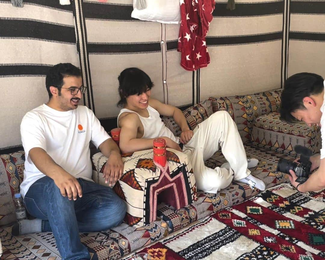 ZENさんのインスタグラム写真 - (ZENInstagram)「Everything in Saudi Arabia looked unrealistic.   どこ撮ってもドラゴンボール感が出る。それがサウジアラビア。  🇸🇦💚  #saudiarabia #medina #alula #サウジアラビア #メディナ #アルウラ」8月5日 18時49分 - zen_pk_official