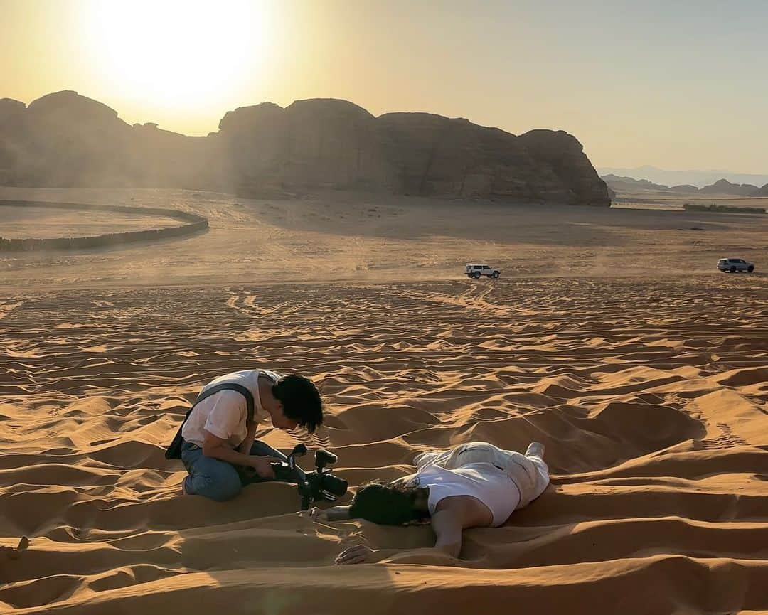 ZENのインスタグラム：「Everything in Saudi Arabia looked unrealistic.   どこ撮ってもドラゴンボール感が出る。それがサウジアラビア。  🇸🇦💚  #saudiarabia #medina #alula #サウジアラビア #メディナ #アルウラ」