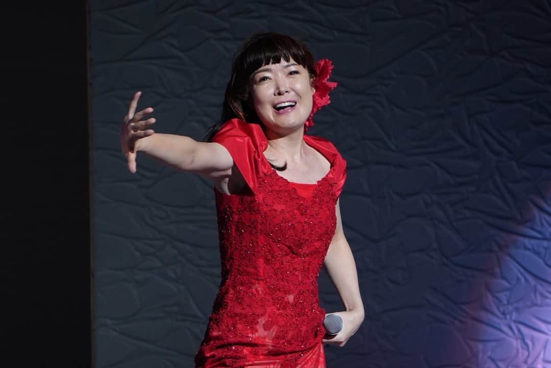 田川寿美さんのインスタグラム写真 - (田川寿美Instagram)「群馬県 かぶら文化ホール 演歌女子。コンサート  遠方から来てくださった皆様も ほんとーに 暑い中 ありがとうございました‼️  演歌女子。メンバーとの歌唱時 目を交わしながら 心が通じていると感じて 嬉しかった。  大好きな「どうにもとまらない」を 真っ赤なドレスで歌いました🙌 暑さと、熱さで身体が勝手に 動きだし まさに どうにもとまらない でした笑  #田川寿美#下田の椿#群馬県#かぶら文化ホール#演歌女子#コンサート##石原詢子先輩#多岐川舞子先輩#大石まどかちゃん#みずき舞ちゃん#心#どうにもとまらない#演歌#歌謡曲#着物#Japanese#enka」8月5日 18時51分 - toshimi_tagawa