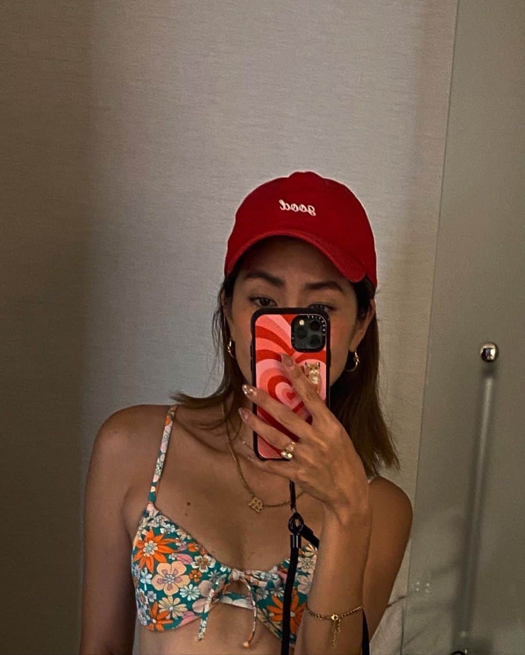 堀舞紀のインスタグラム：「🧖🏾‍♀️〜  プチプチtrip. でも 旅行の時は なんだかパックを やりたくなる😂←  あと めっちゃ日焼けしちゃった日とかね🫣  最近のマイブームパックは @fleyja.goddess  👆🏾 断然コレやな。  まずタレの量が 尋常ぢゃない😂  保湿力もめちゃくちゃ高くて 乾燥しすぎの時とか マビデオヌヌメ！！  (サスガマリア様 @malia_xxx )🙏  マリアちゃんプロデュースのものは 大体間違いない使い心地だから メイク落としも @aaaa.japan のやつ 旅先だってでかいケースごと 持ってきて使ってますょ！！ 👆🏾 コレは、 ウォータープルーフでも 優しい力でヌルーッと落ちていく 優れもの。色々使ったけど1番気に入ってる🙄  🫡  #フェイスマスク #フェイスパック #美容 #スキンケア #40代のスキンケア」