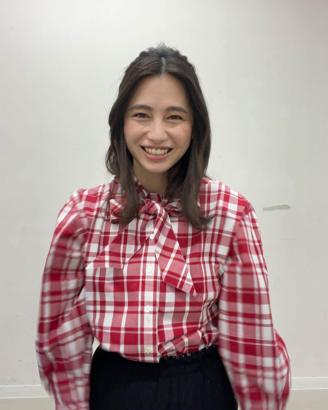 三村朱里のインスタグラム：「NHK夜ドラ「褒めるひと褒められるひと」全32話おわり! いつもおしゃれさんだった企画部生島さん！でした！ ありがとうございました🫶✨✨  #褒め褒め」