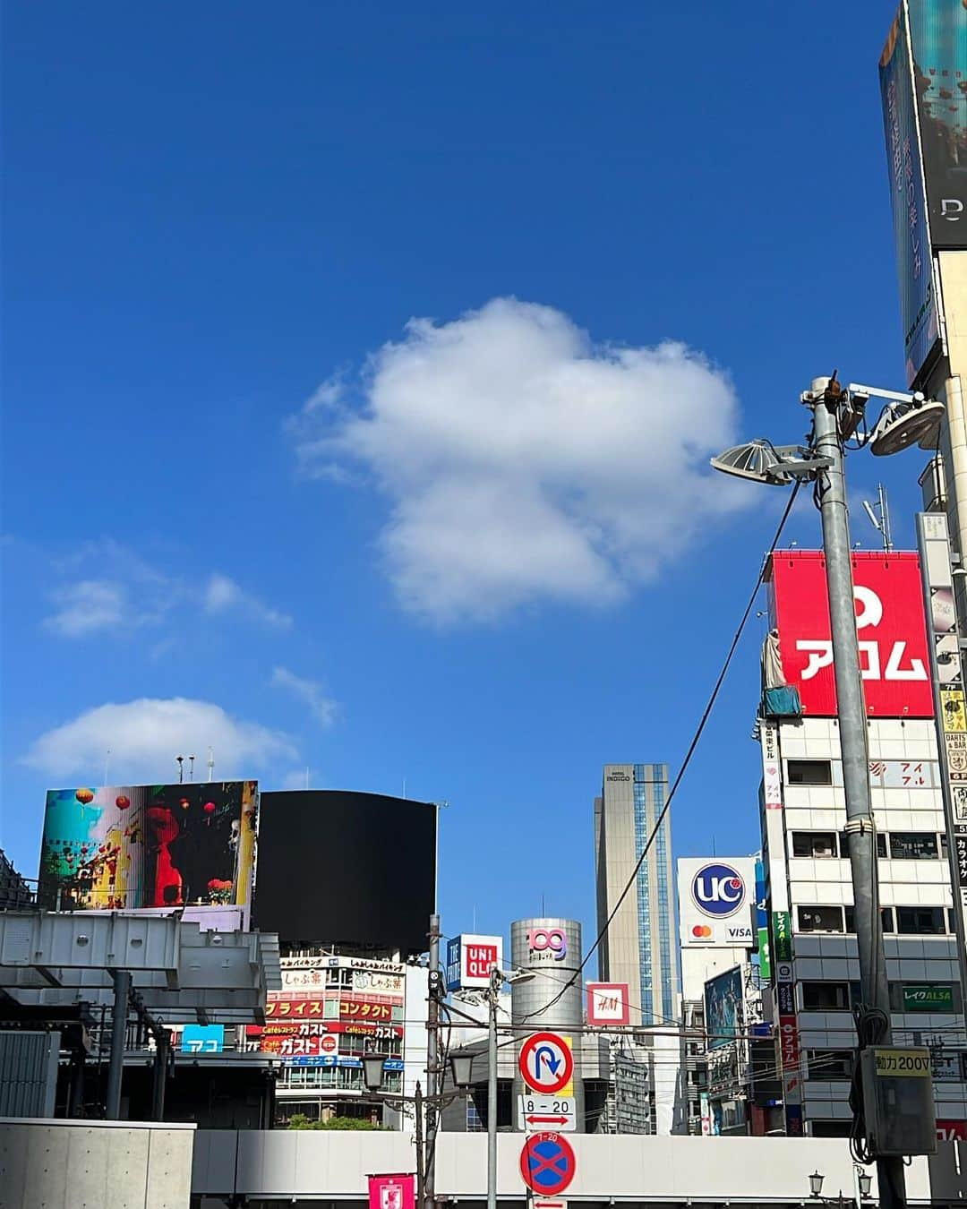 有華(ゆか) さんのインスタグラム写真 - (有華(ゆか) Instagram)「2023年🌻7月🌻 . ①実家に帰れる！ウキウキエスカレーター顔😉 ②友達の結婚式最高すぎた事が1発でわかる集合ショット🕺 (心からおめでとう) ③初の大山に行って食べたたまらんソフトクリーム🍦 ④そんちゃんと夏祭り計画練った日🍧(8/13あそびに来てねっ！) ⑤マリパはマストでデイジー＆ゾロ目すごない？🎲 ⑥ねおバースデーinディズニー🎂 ⑦制作追い込まれすぎたらクーラーいつのまにかカラオケ温度🎤 ⑧絶対寝てへんやろ？顔inハンモック⛰️ ⑨ハートの☁️見つけたin渋谷❤️ ⑩50年この私と今の私であれ😯 . ❤️‍🩹体調回復しました❤️‍🩹 心配かけてごめんね、、とてもゆっくりさせてもろた🥲 お休みさせて頂いた分またがんばりますっ！ ほんまに猛暑やからみんなも水分と塩分ね🥺🔥！」8月5日 18時54分 - yuka__song