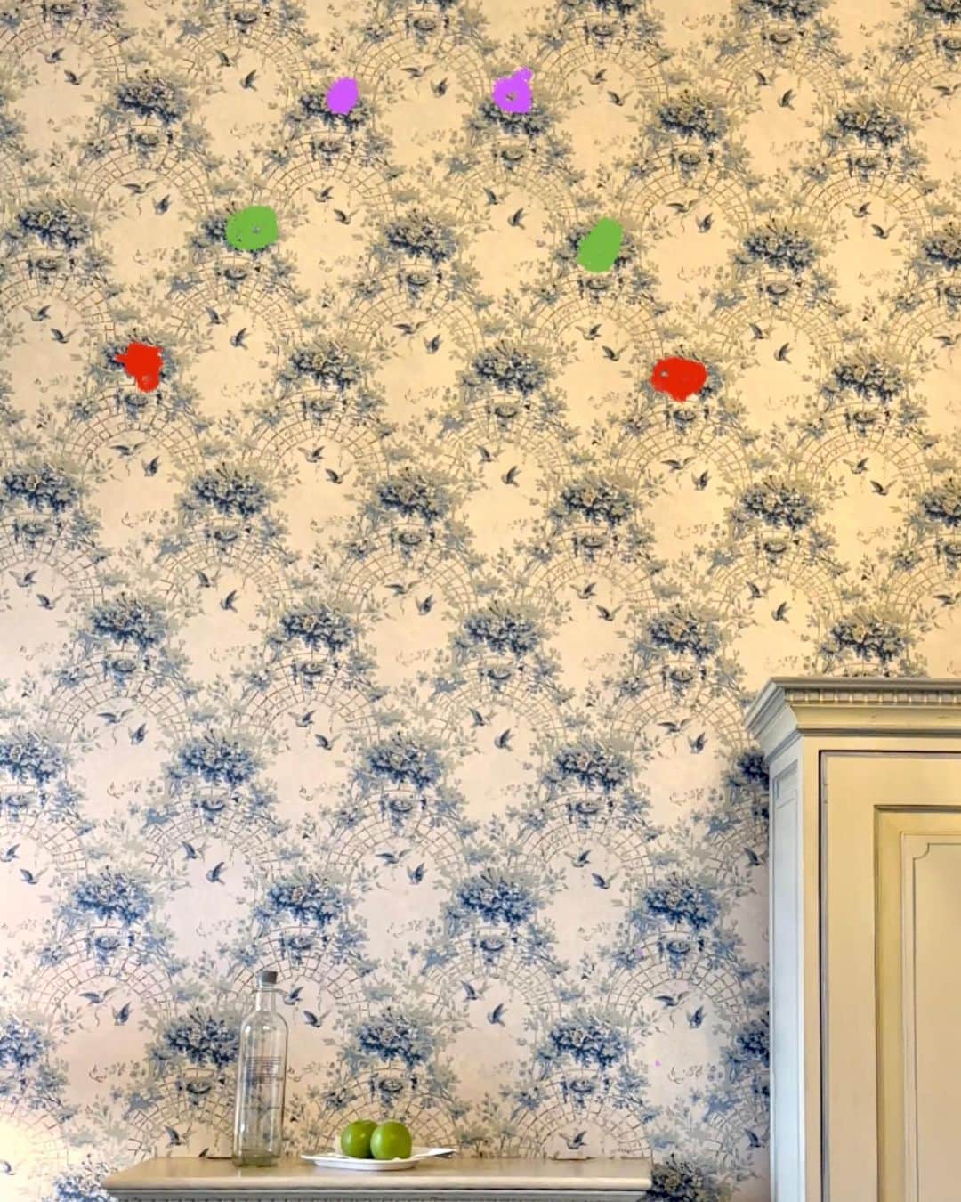 ブライアン・メイのインスタグラム：「Wallpaper capers.  This will mean absolutely nothing to you unless you’re seriously bitten by the 3-D bug like me.  This takes me back to my childhood, staring at walls, letting the convergence of my eyes to slip about. There are at least 7 ways to view this scene, and that’s without tilting the head.  One is the ‘normal’ way’ … in which everything is flat except the table and cupboard etc.  Then, if you allow the convergence of your eyeballs to relax a bit, the pattern of the ‘cages’ of these birds will fuse and seem flat, but the birds will fly about ! Very entertaining ! You can use the rough purple dots I’ve added at the top to help you do this. Then relax the eyes a step more (using the green dots) and get another version of this effect.  Then go even further, until the red dots line up, and you get a surprise. Tell me what that surprise is !!! Then you can repeat the whole process by going back to normal and then gradually going more and more cross-eyed.  And you get the surprise at the end again, but a slightly different version.  Anybody still with me ? Or do you think I’m nuts ? I’m dedicating this to my old pals at the National Stereoscopic Association of America who are at the annual convention right now ! Rock on Folks ! Stereoscopic Greekery rules ! Bri」