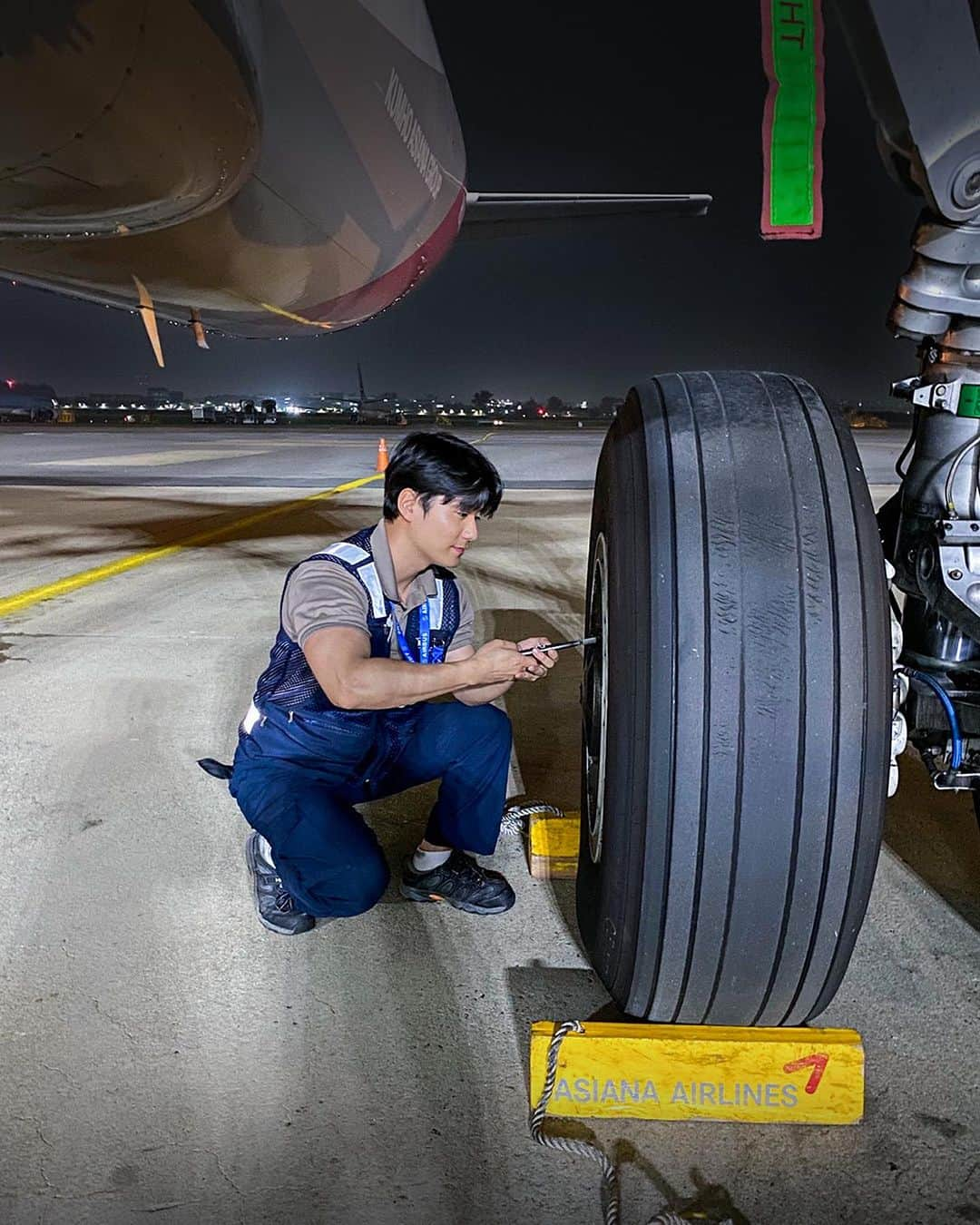 アシアナ航空日本地域公式アカウントさんのインスタグラム写真 - (アシアナ航空日本地域公式アカウントInstagram)「𝐎𝐙𝕚𝕔 ℂ𝕣𝕖𝕨 👨‍🔧 航空整備士リュ・ドンソンさん  ┈┈┈┈┈┈┈┈┈┈  航空整備士リュ・ドンソンさんと一緒に 知っておくと役に立つJOB辞書📖  皆さんがお休みになっている深夜、 お客様の安全のために航空整備業務が始まります ⠀ 航空整備の一日はとても多様な作業で溢れています。主に航空機の構造物、エンジン、システム、部品等を点検して維持/保守します。特殊道具と専門技術を必要とする数千種類の複雑な段階まで含みます。 小さな欠陥まで見逃さないために十分な体力と入念な点検能力、繊細さが必要です。 ⠀ 今日もアシアナ航空のすべての航空整備士たちは 皆さんの大切な旅行と安全な空の旅のために 一生懸命に仕事をしています。 ⠀ 見えないところで最善を尽くす航空整備士に関して 更に気になるところをコメントで質問してください！😊   ┈┈┈┈┈┈┈┈┈┈   ✈️アシアナ航空日本地域公式アカウント 　　　　@asiana.jp_official  ・知っておきたい韓国旅行情報 ・韓国おすすめスポット ・韓国おすすめグルメ など発信していきます！  ぜひフォローしてください🇰🇷  ┈┈┈┈┈┈┈┈┈┈   #アシアナ航空 #韓国旅行 #韓国 #asiana　#韓国旅行記 #韓国旅行計画中 #韓国旅行情報 #韓国旅行🇰🇷 #韓国行きたい」8月6日 20時30分 - asiana.jp_official