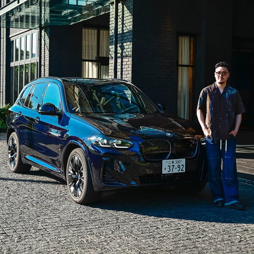 BMW Japanのインスタグラム：「THE iX3 良質な音を愉しめる、こだわりある音響。  ゆったりとした空間、車内の静粛性の高さに驚いたと語ったのは、サックス奏者 #馬場智章 さん。  走り出しや加速もスムーズなEVに機能性と高級感を兼ね備えたハンドルやシート、BMW iX3 M Sport（カーボン・ブラック）の魅力とは。  インタビュー記事は @bmwjapan アカウントトップのURLからチェック。  #FREUDEforever #先駆者が見た景色 #BMW #駆けぬける歓び #BMWJapan #THEiX3 #BMWiX3 #BMWi #BornElectric #BMWElectric #electriccar #EVcar #電気自動車 #電気のチカラで新たなる歓びを」
