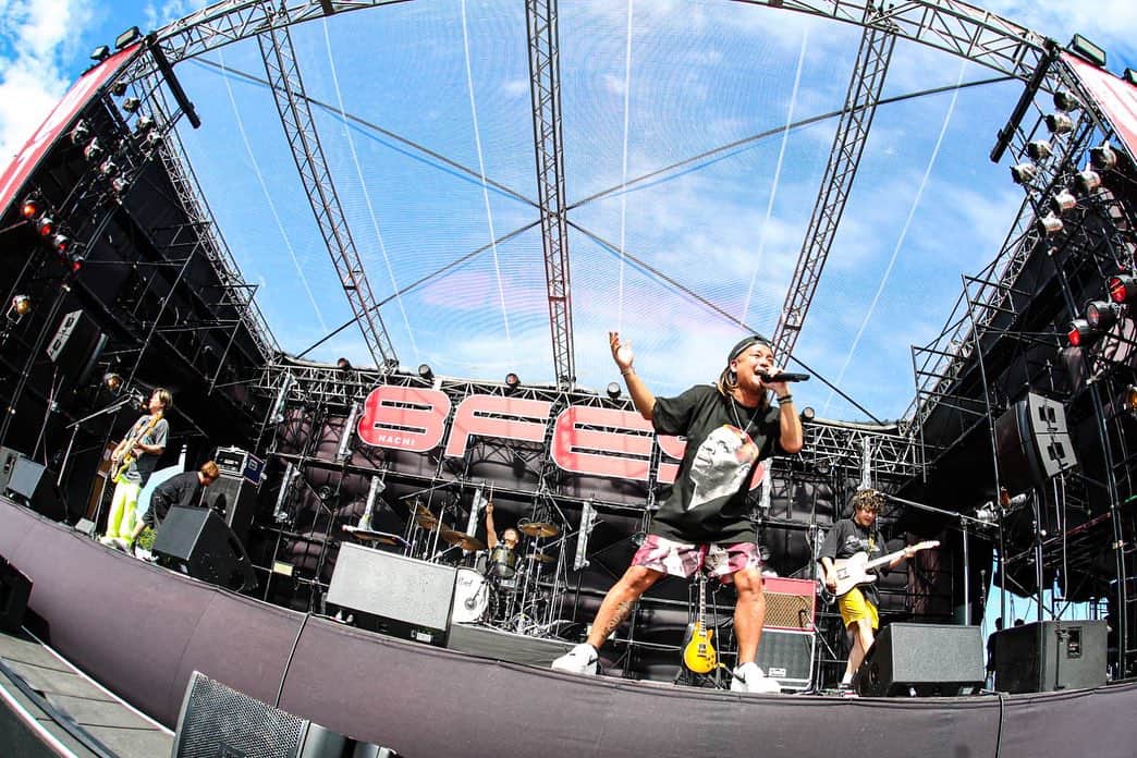 SHOGOのインスタグラム：「快晴の鈴鹿8耐8フェス☀️  コロナ禍を経て久し振りの復活🔥  175Rはこのフェスが始まって唯一の皆勤賞バンドという事で今回も楽しませて頂きました❗️  とにかく暑かった💦  また来年会いましょう🫶  #175R #SHOGO #8フェス　#鈴鹿8耐  撮影：谷古宇愛 @iaiaiai0915」