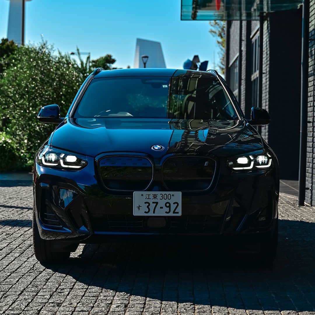 BMW Japanさんのインスタグラム写真 - (BMW JapanInstagram)「THE iX3 良質な音を愉しめる、こだわりある音響。  ゆったりとした空間、車内の静粛性の高さに驚いたと語ったのは、サックス奏者 #馬場智章 さん。  走り出しや加速もスムーズなEVに機能性と高級感を兼ね備えたハンドルやシート、BMW iX3 M Sport（カーボン・ブラック）の魅力とは。  インタビュー記事は @bmwjapan アカウントトップのURLからチェック。  #FREUDEforever #先駆者が見た景色 #BMW #駆けぬける歓び #BMWJapan #THEiX3 #BMWiX3 #BMWi #BornElectric #BMWElectric #electriccar #EVcar #電気自動車 #電気のチカラで新たなる歓びを」8月5日 19時00分 - bmwjapan