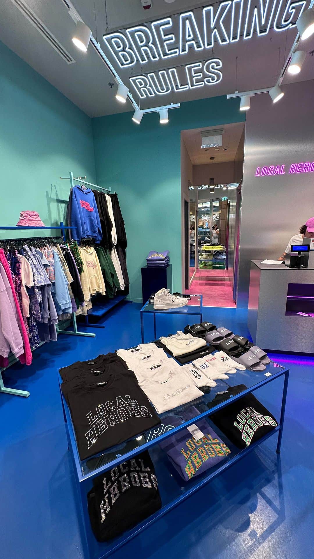 LOCAL HEROESのインスタグラム：「LH Store shopping haul <33  Wpadajcie na zakupy do naszego @localheroesstore_popup w Złotych Tarasach! 🏩💓」