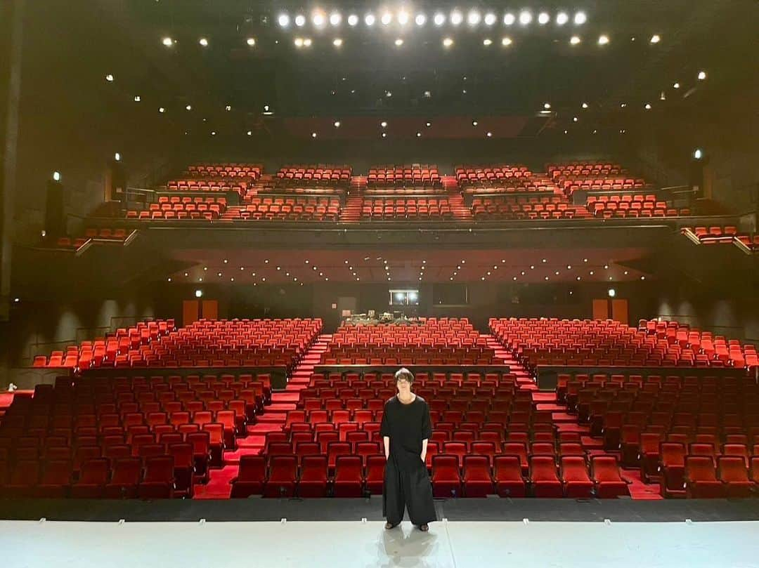 上田竜也さんのインスタグラム写真 - (上田竜也Instagram)「無事に 舞台 After Life  全公演終了しました！  ご来場いただいた 皆様には 本当に感謝です。  みんなが観にきてくれるから 芝居ができる  それって 凄く幸せな事なんだなと 改めて思いながら 全公演演じさせてもらいました。  本当に感謝です。  いつもありがとう。  また それぞれ次のステップに 進みますが この経験と思い出をもって しっかり次に進みたいと思います。  家族みたいなカンパニー 素敵なスタッフ     そして いつも応援してくれるみんな…  本当にありがとう！  #大千穐楽 #AfterLife #感謝 #上田竜也 #次のステップ #は #なんだろうね #お楽しみに」8月5日 19時00分 - tatsuya.ueda_kt