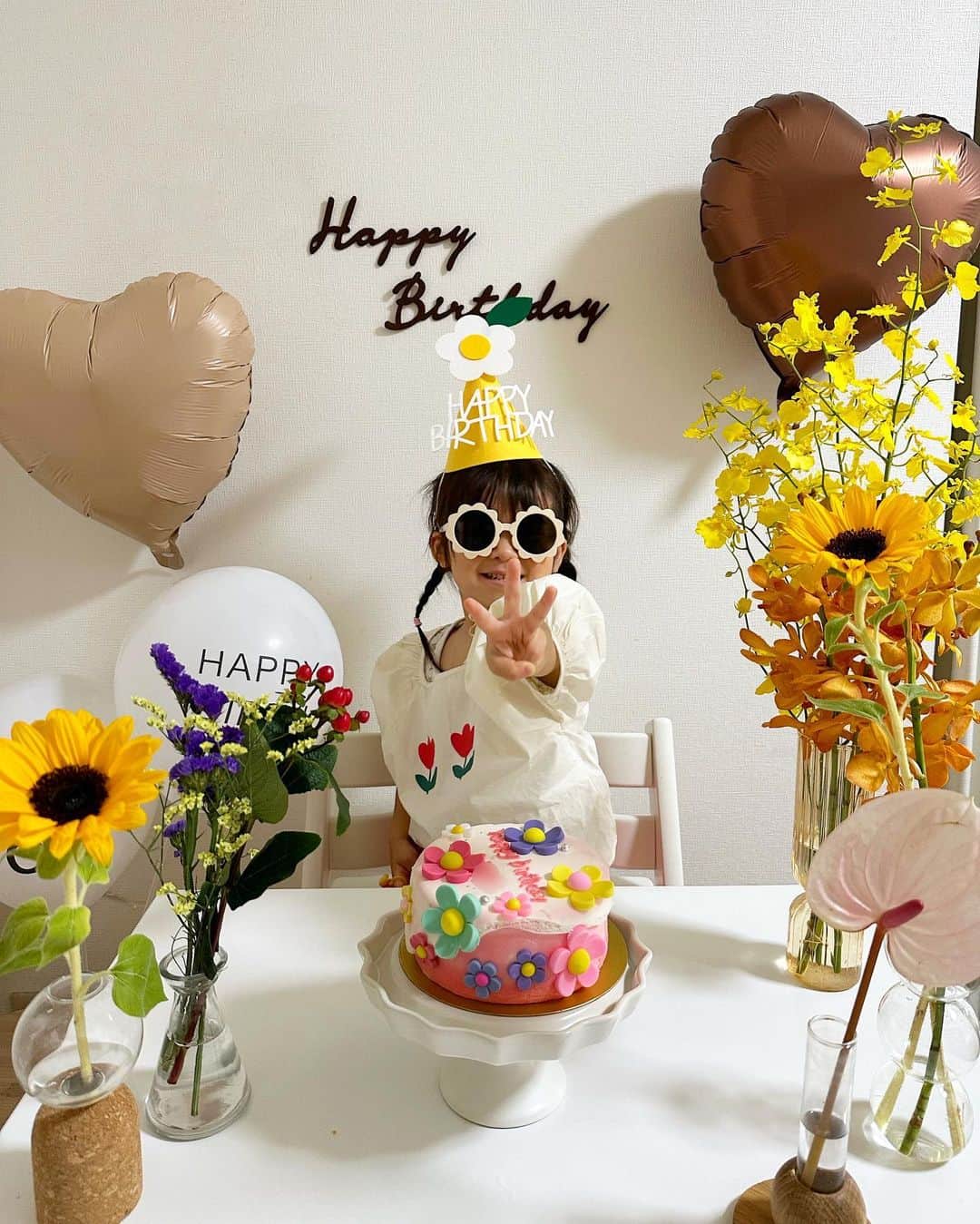marikoのインスタグラム：「＊ . 🌻happy birthday🌻  大きな病気や怪我をすることなく無事3歳に🥺！ 変な顔いっぱいするしちょけてるけど、細かいことにすぐ気付く心優しい子になってくれました🥲❤️ 最近は普通に会話できるしどんどん関西弁に😂「〜やわ！」とか言う笑  下の子産まれて我慢させることたくさんやのに、赤ちゃん返りもせず弟くんloveでいてくれてありがとうね🥲♡  これからもずっとママの宝物です💍♡  いちごのケーキがいい言うたのにクリーム嫌らしいから来年からはアイスケーキにします🍰笑(中にいちご入ってるケーキにした) . ＊ #3歳誕生日#令和2年生まれ#女の子ママ#3歳差育児#子供のいる暮らし#子供のいる生活#happybirthday#誕生日#おうちフォト」