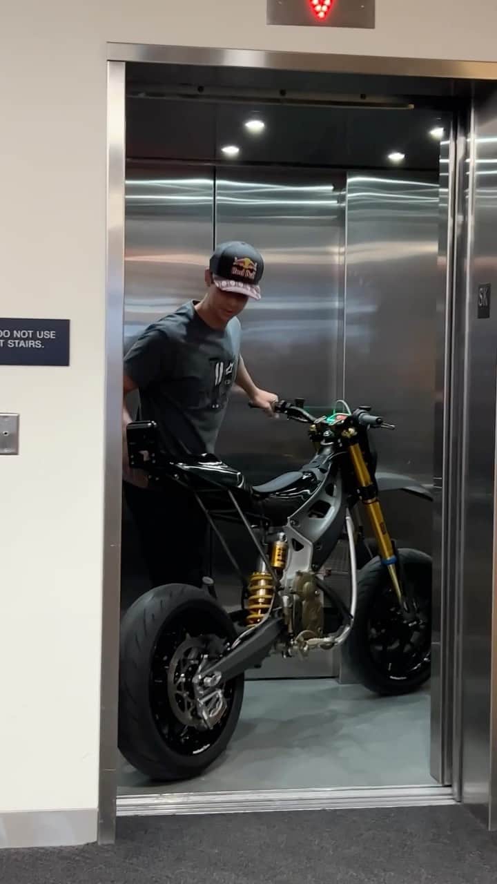 レッドブルのインスタグラム：「we’ll take the stairs next time 🤝  #redbull #givesyouwiiings #bike #motorsports #challenge」