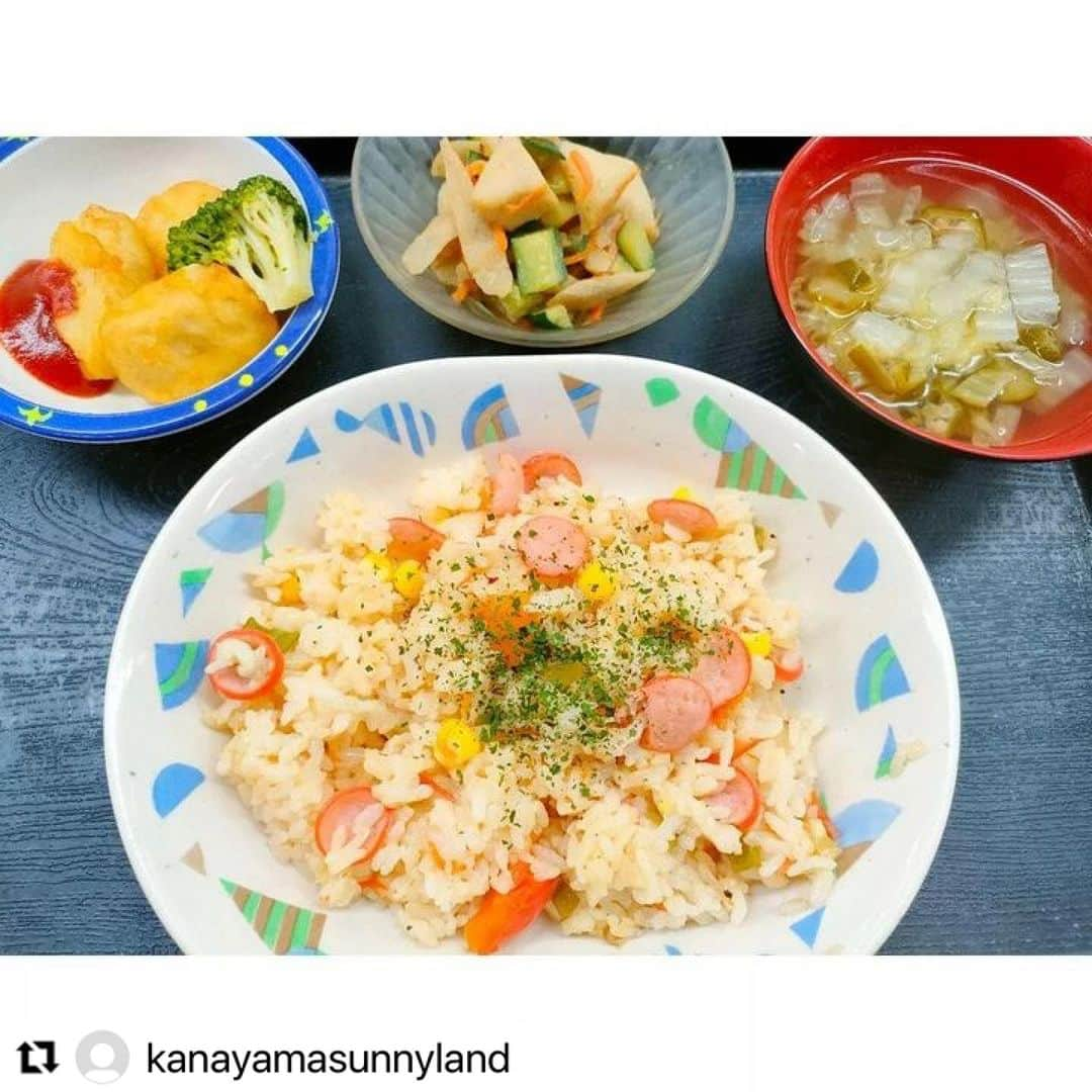 Gero City【下呂市公式アカウント】さんのインスタグラム写真 - (Gero City【下呂市公式アカウント】Instagram)「#Repost @kanayamasunnyland with @use.repost ・・・ 🥢8月3日の献立　🌴夏メニュー🌴  夏野菜ピラフ 和風コンソメスープ 根菜サラダ チキンナゲット  いただいたトマトを使って 炊き込みました🍅  夕食の1品にも カボチャは いとこ煮で提供します😊  #自家野菜  #ご寄付ありがとうございます  　🥢8月2日の献立  ご飯 玉子スープ 豚肉のスタミナ味噌漬け 白菜とがんもの煮物 大根とゴーヤのサラダ  #かなやまサニーランド #日常の飾らない食事 #旬の食材 #夏野菜レシピ #炊き込みご飯 #いとこ煮 #ゴーヤ入り #食欲増進 #食で健康をサポート #１日３０品目を目標に #献立作成 #下呂アンバサダー#gerostagram」8月5日 19時03分 - gerostagram